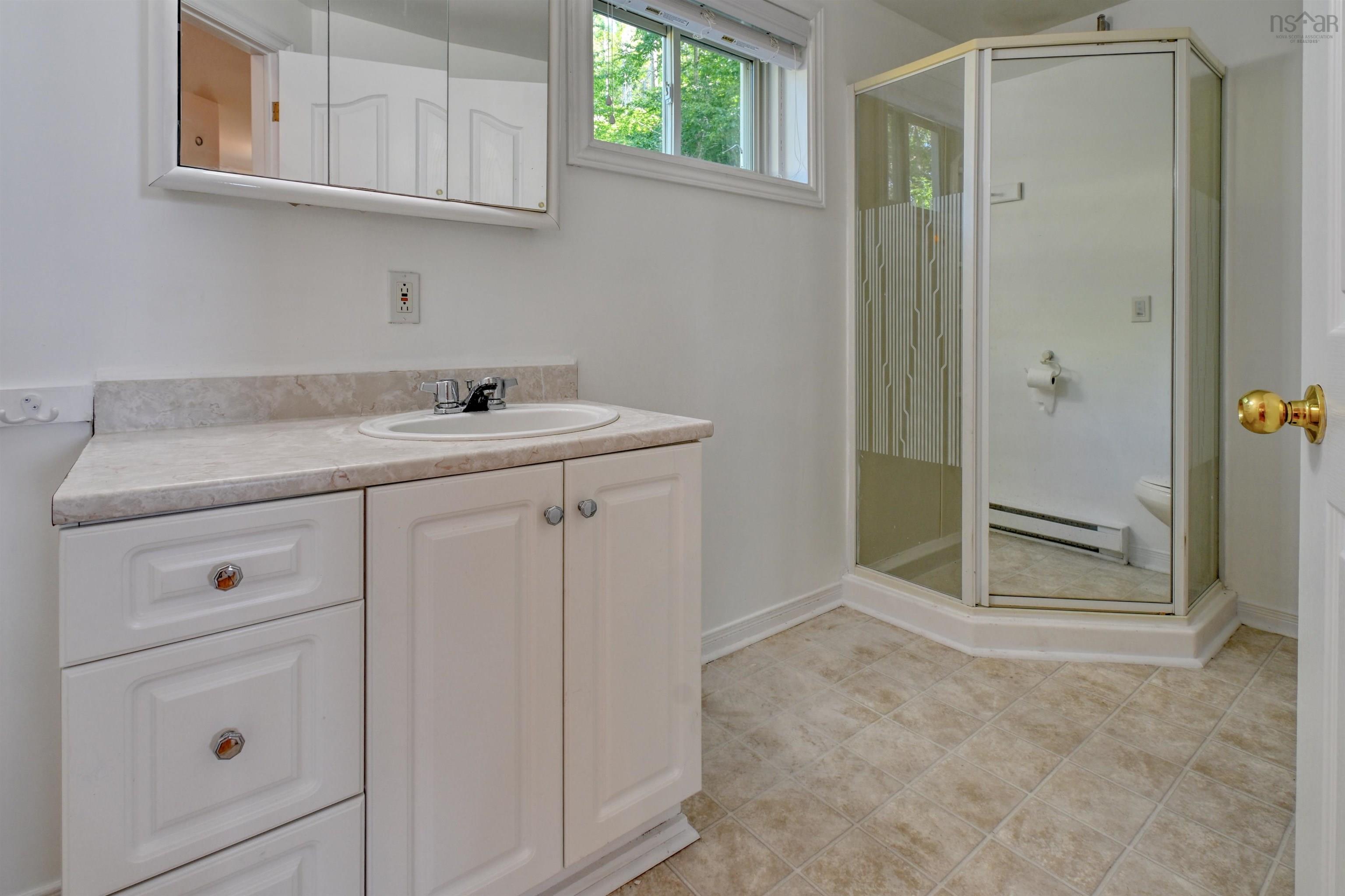 $524,900.00: 95 LAKESHORE Drive W, Irish Cove