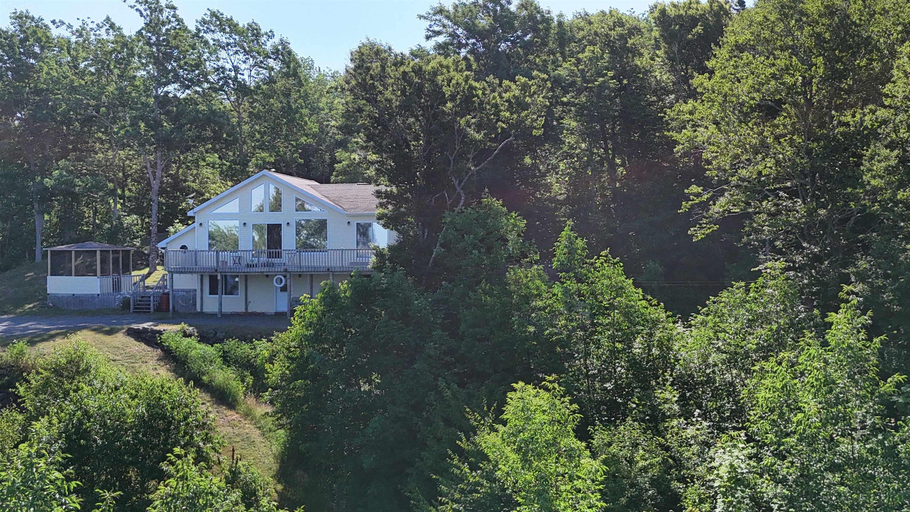 $524,900.00: 95 LAKESHORE Drive W, Irish Cove