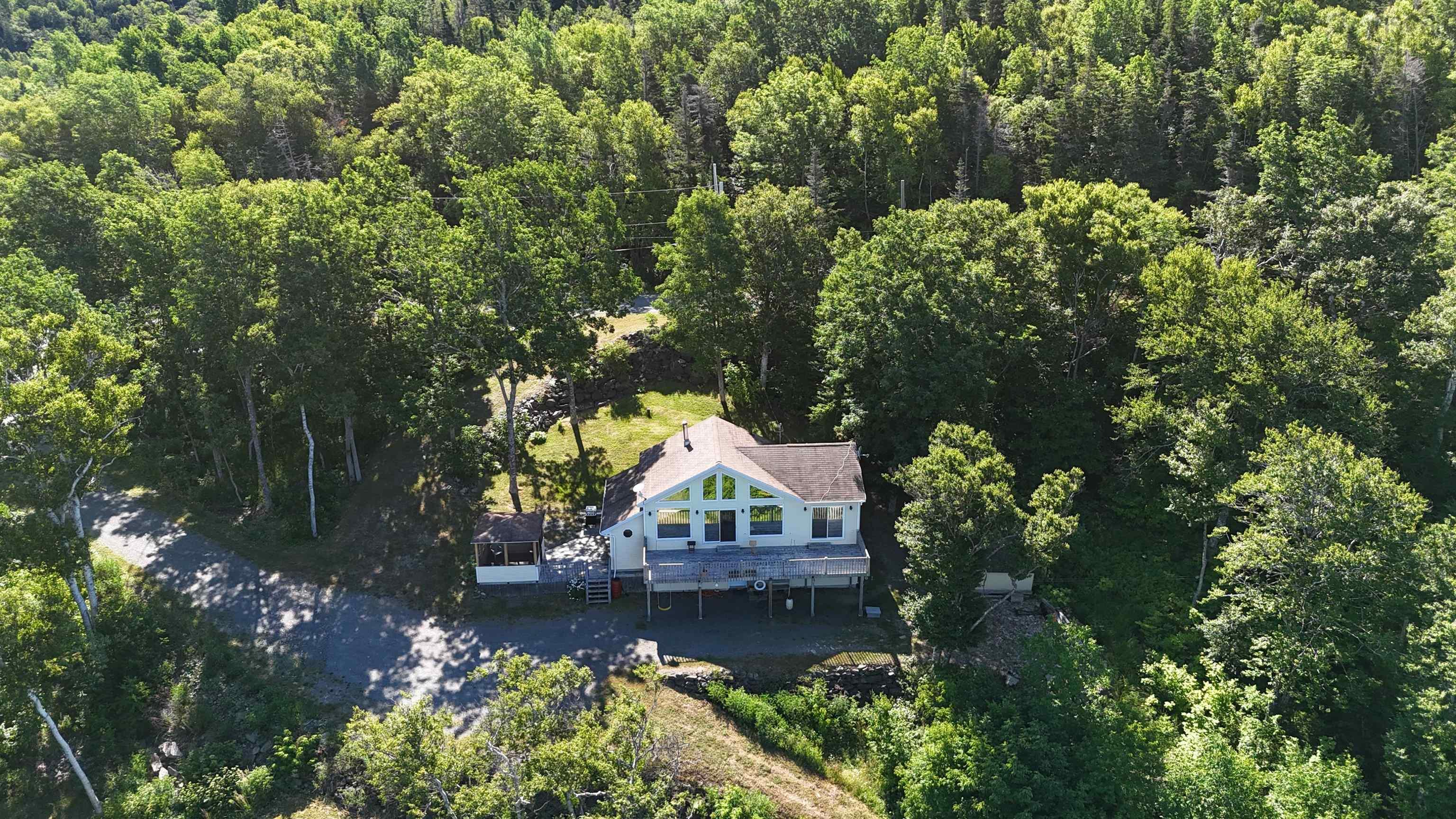 $524,900.00: 95 LAKESHORE Drive W, Irish Cove