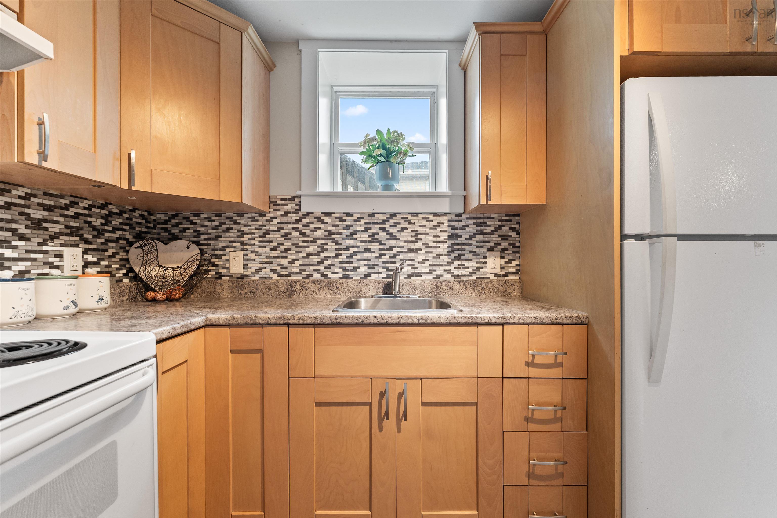 $675,000.00: 48 Adelaide Avenue, Fairview