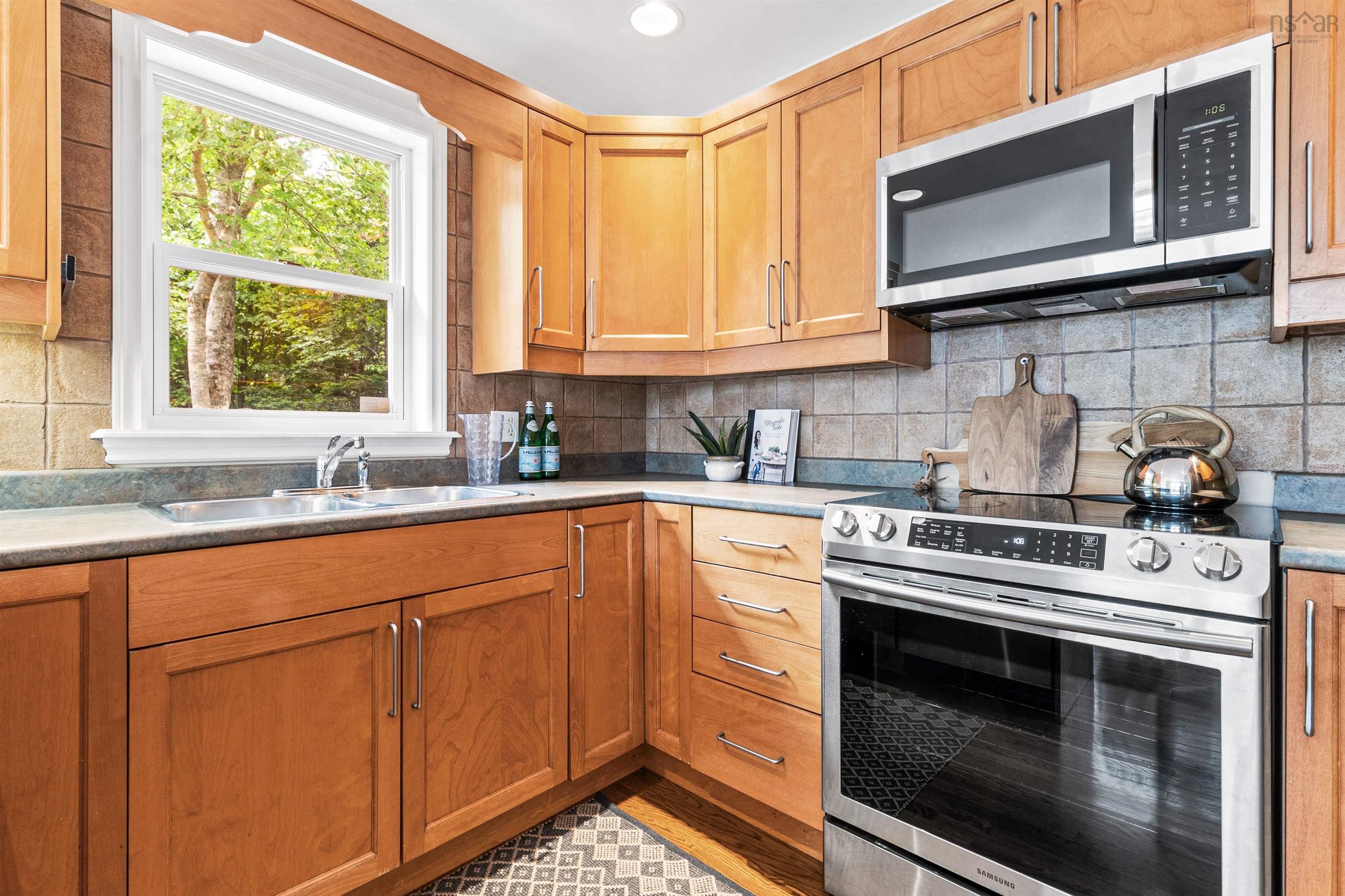 $625,000.00: 332 Oceanview Drive, Bedford