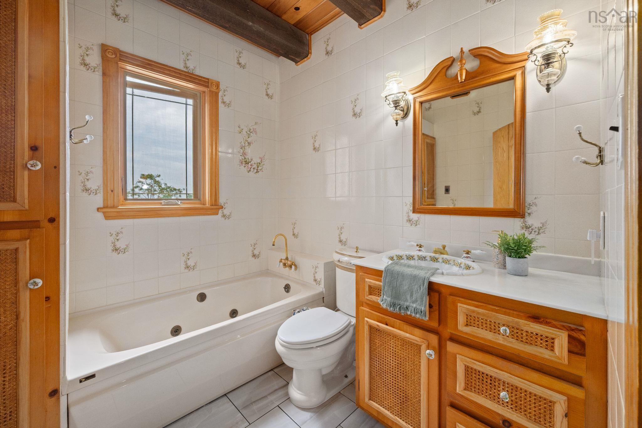 $995,000.00: 12809 1 Highway, Avonport