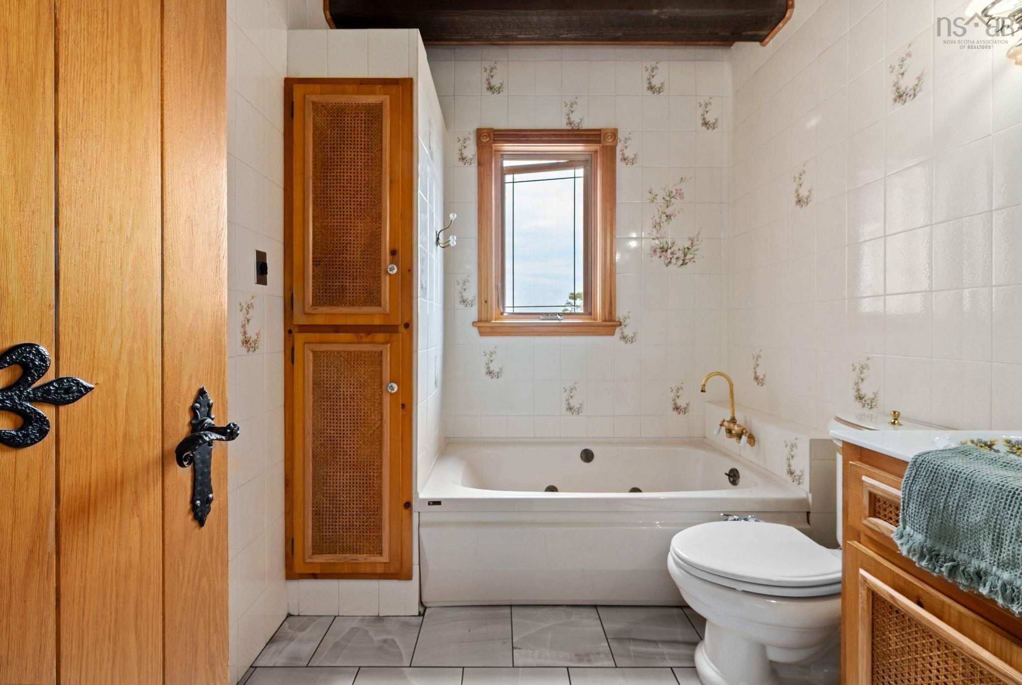 $995,000.00: 12809 1 Highway, Avonport