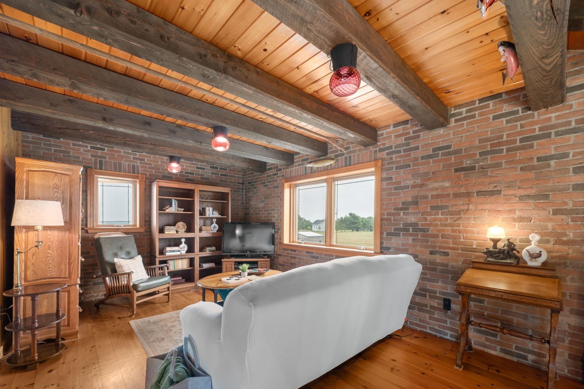 $995,000.00: 12809 1 Highway, Avonport