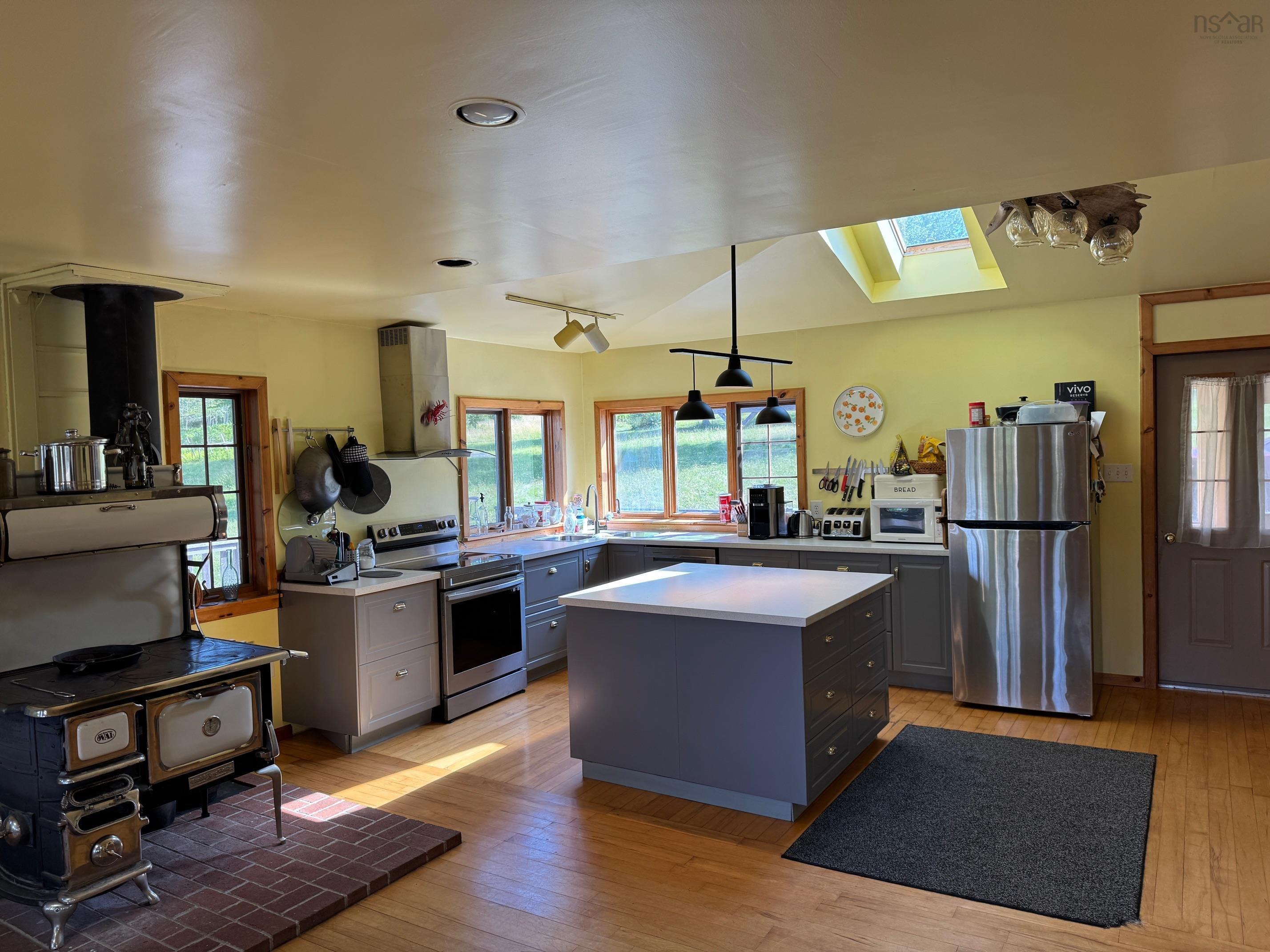 $799,900.00: 956 Highway 203, Kemptville