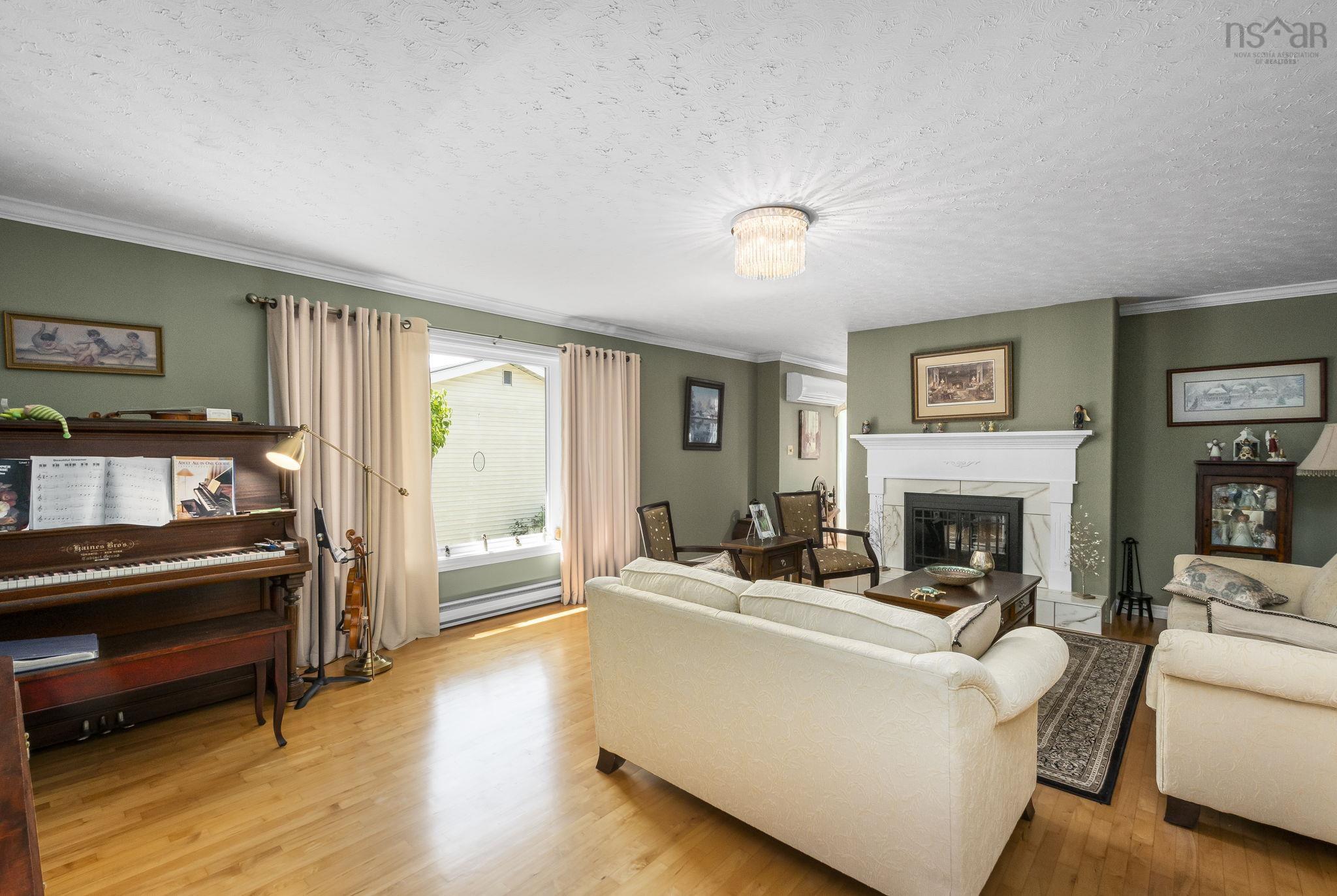 $699,900.00: 180 Rockmanor Drive, Bedford