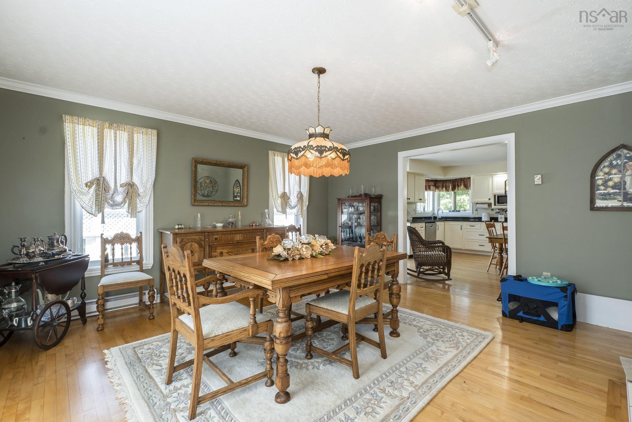 $699,900.00: 180 Rockmanor Drive, Bedford