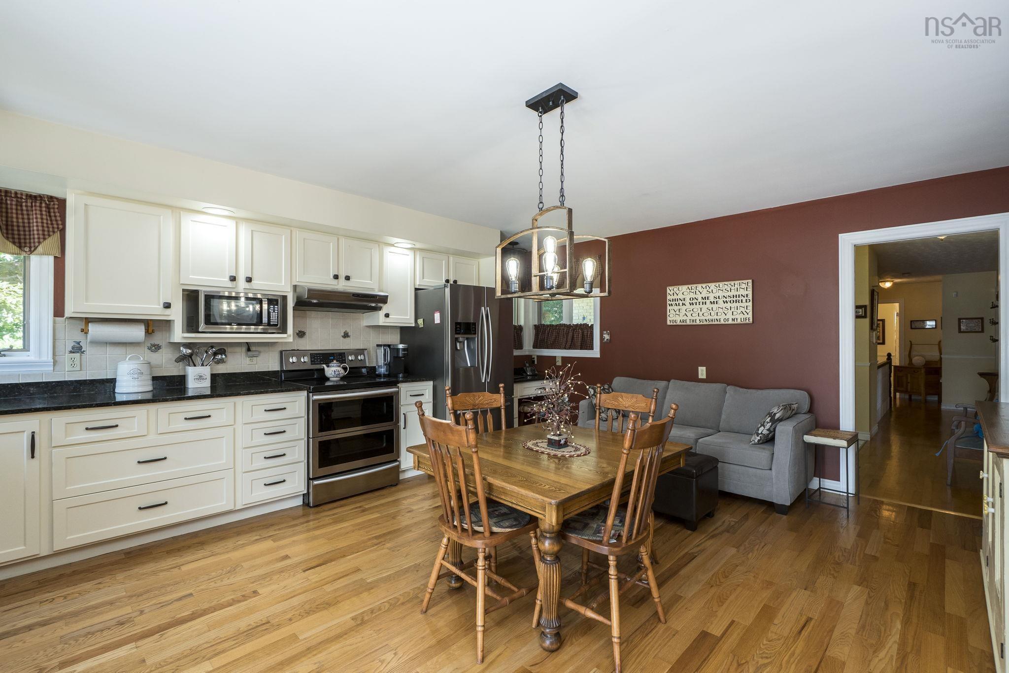 $699,900.00: 180 Rockmanor Drive, Bedford