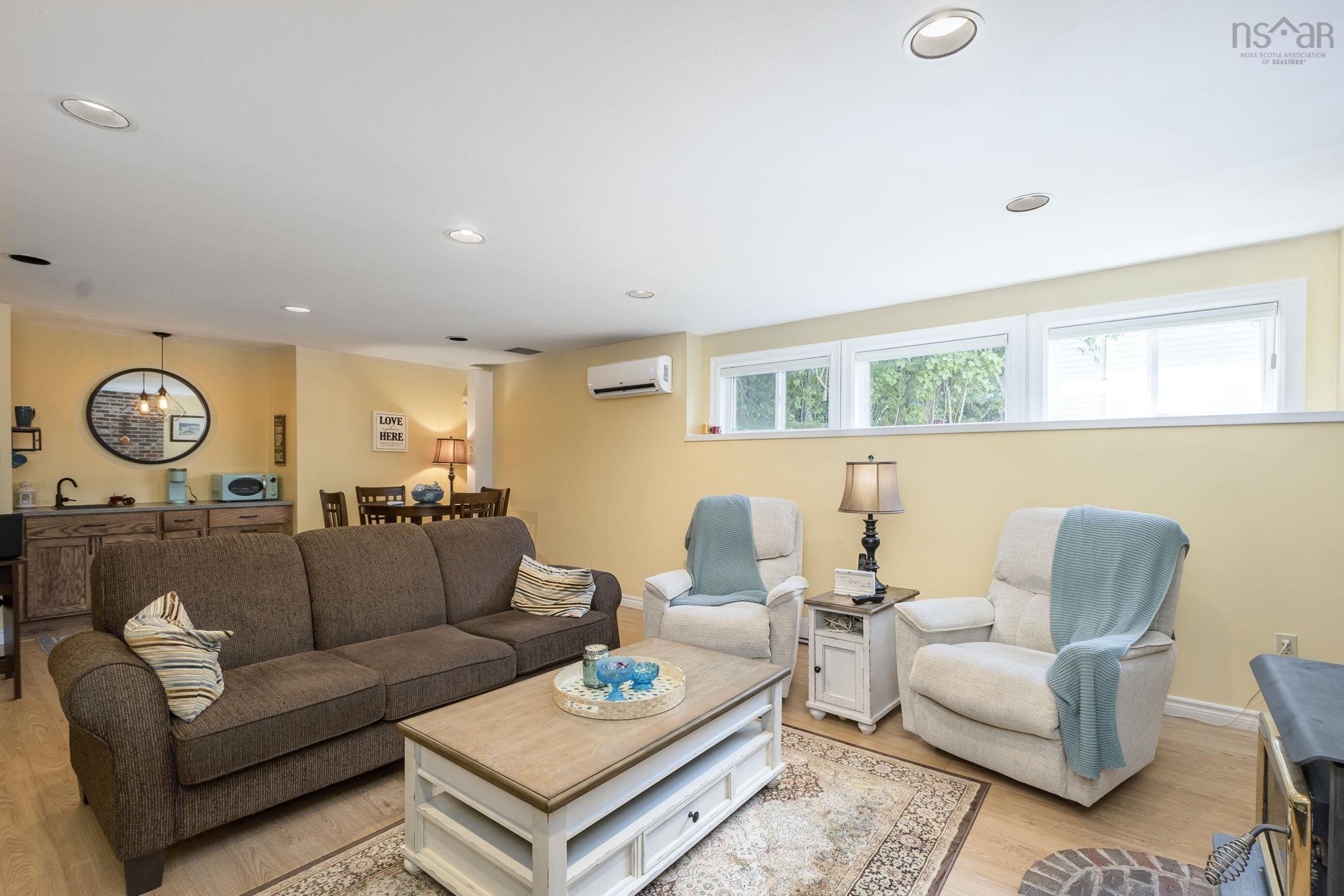 $699,900.00: 180 Rockmanor Drive, Bedford