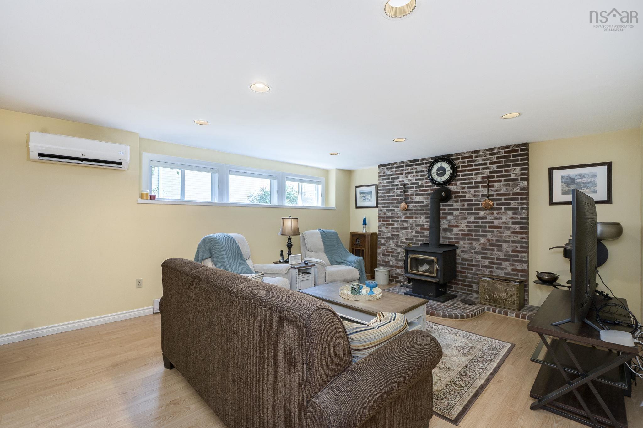 $699,900.00: 180 Rockmanor Drive, Bedford