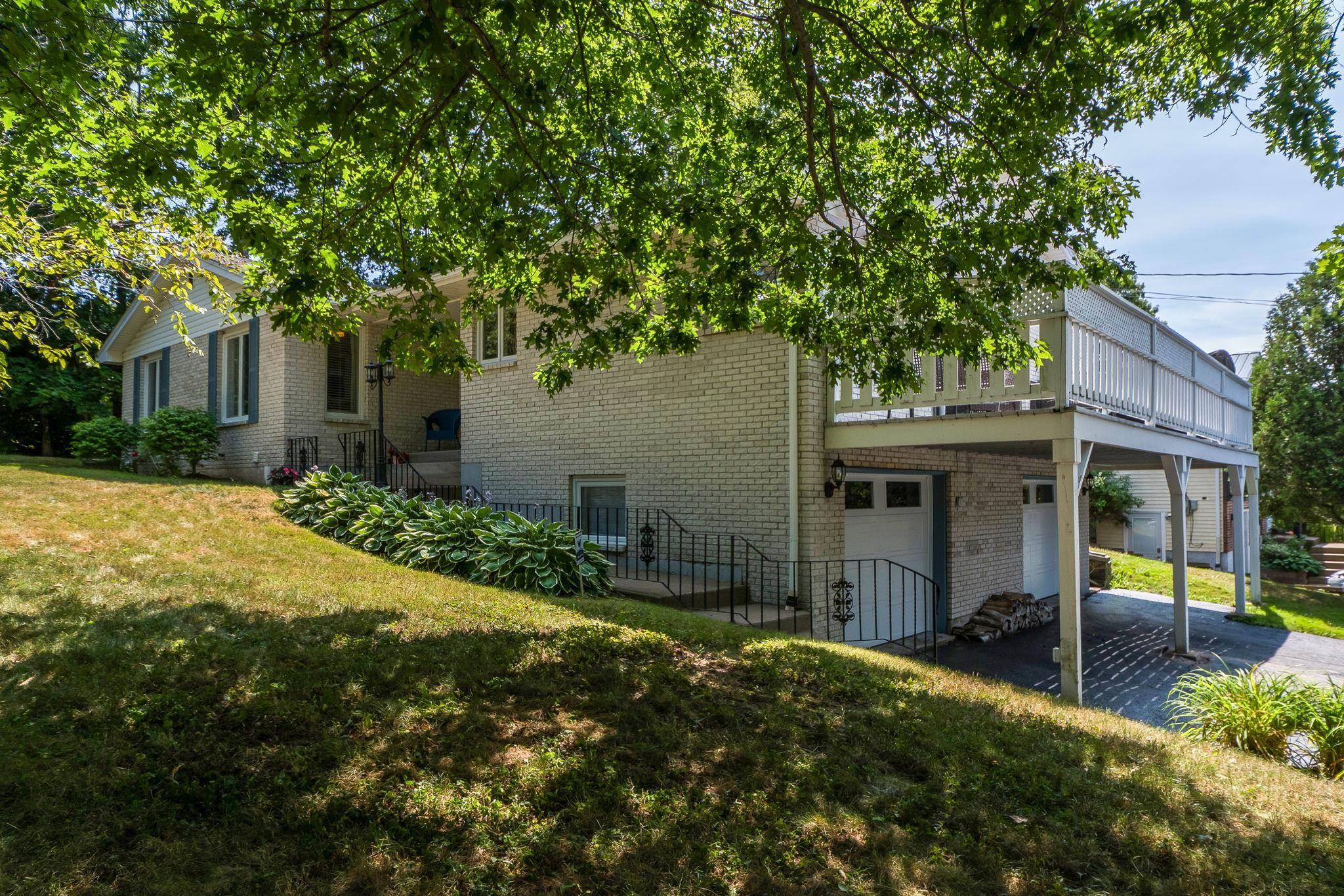 $699,900.00: 180 Rockmanor Drive, Bedford