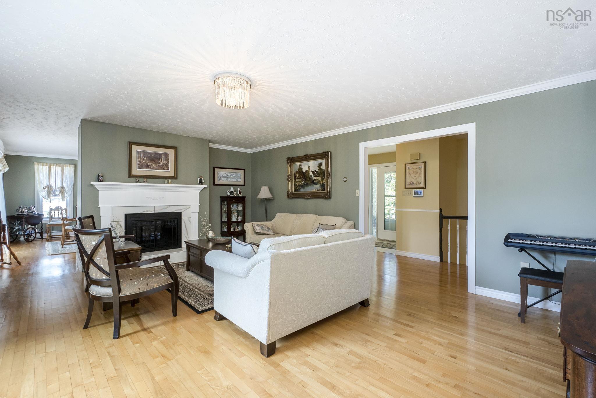 $699,900.00: 180 Rockmanor Drive, Bedford