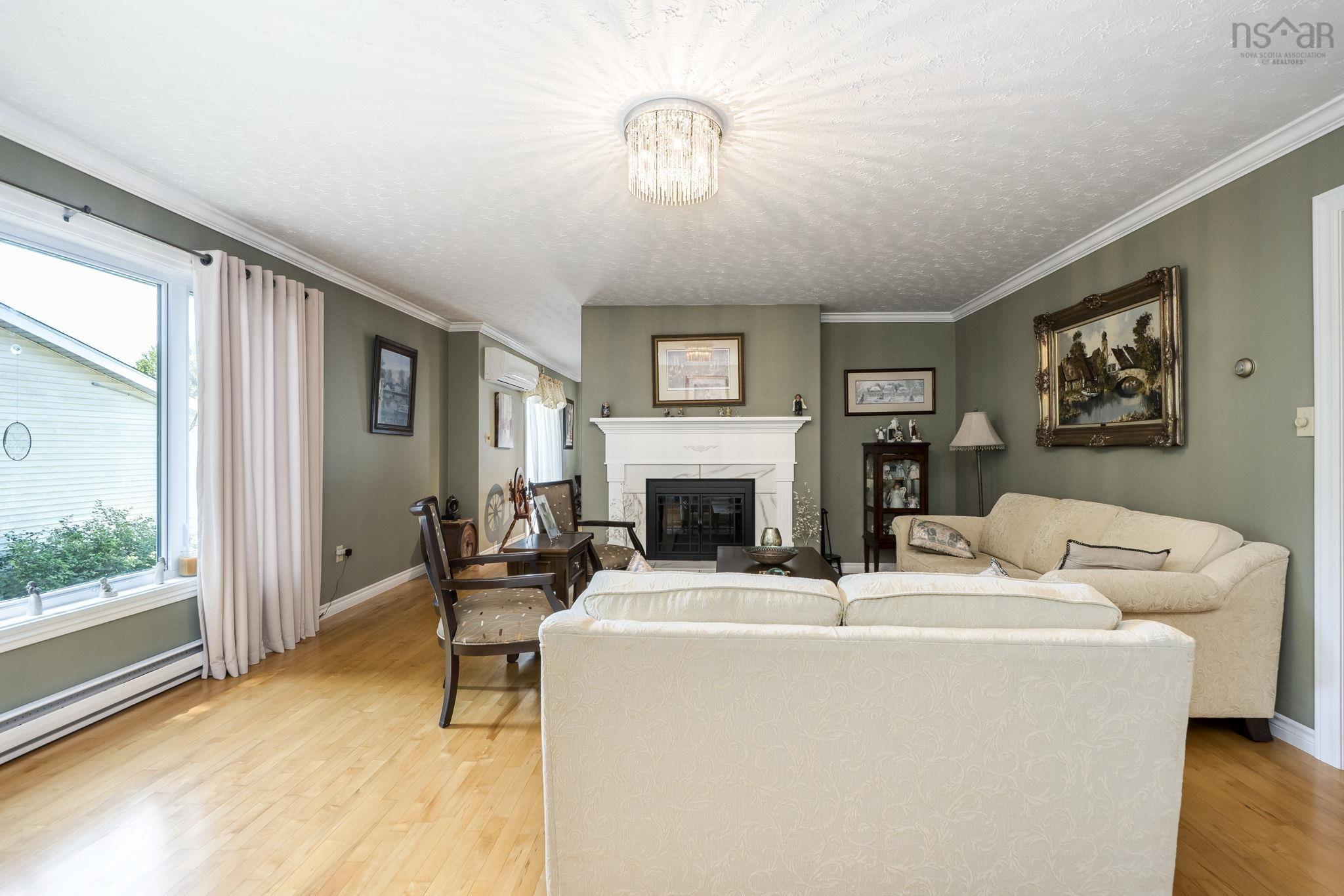 $699,900.00: 180 Rockmanor Drive, Bedford