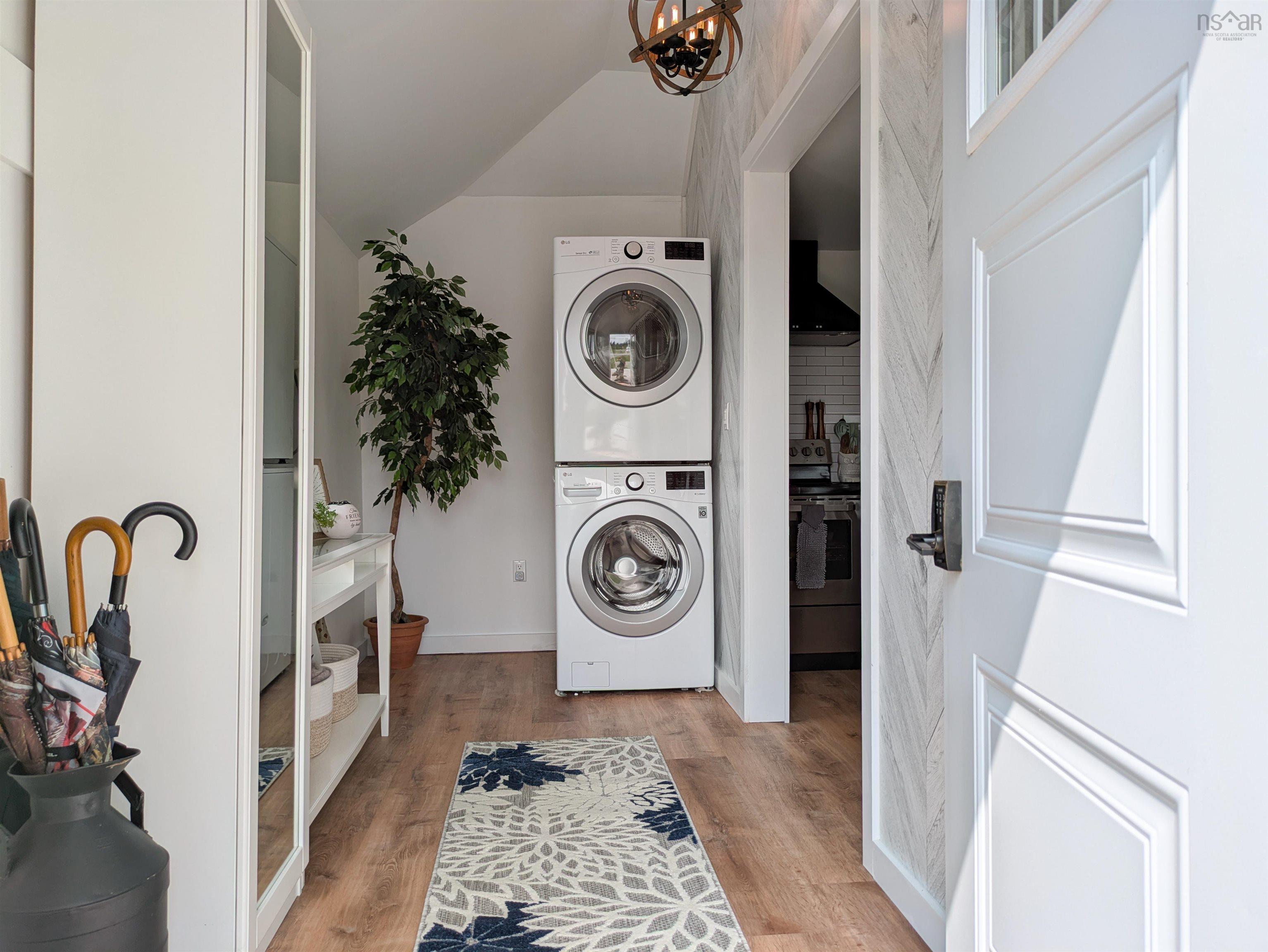 $599,000.00: 1837 Main Shore Road, Sandford