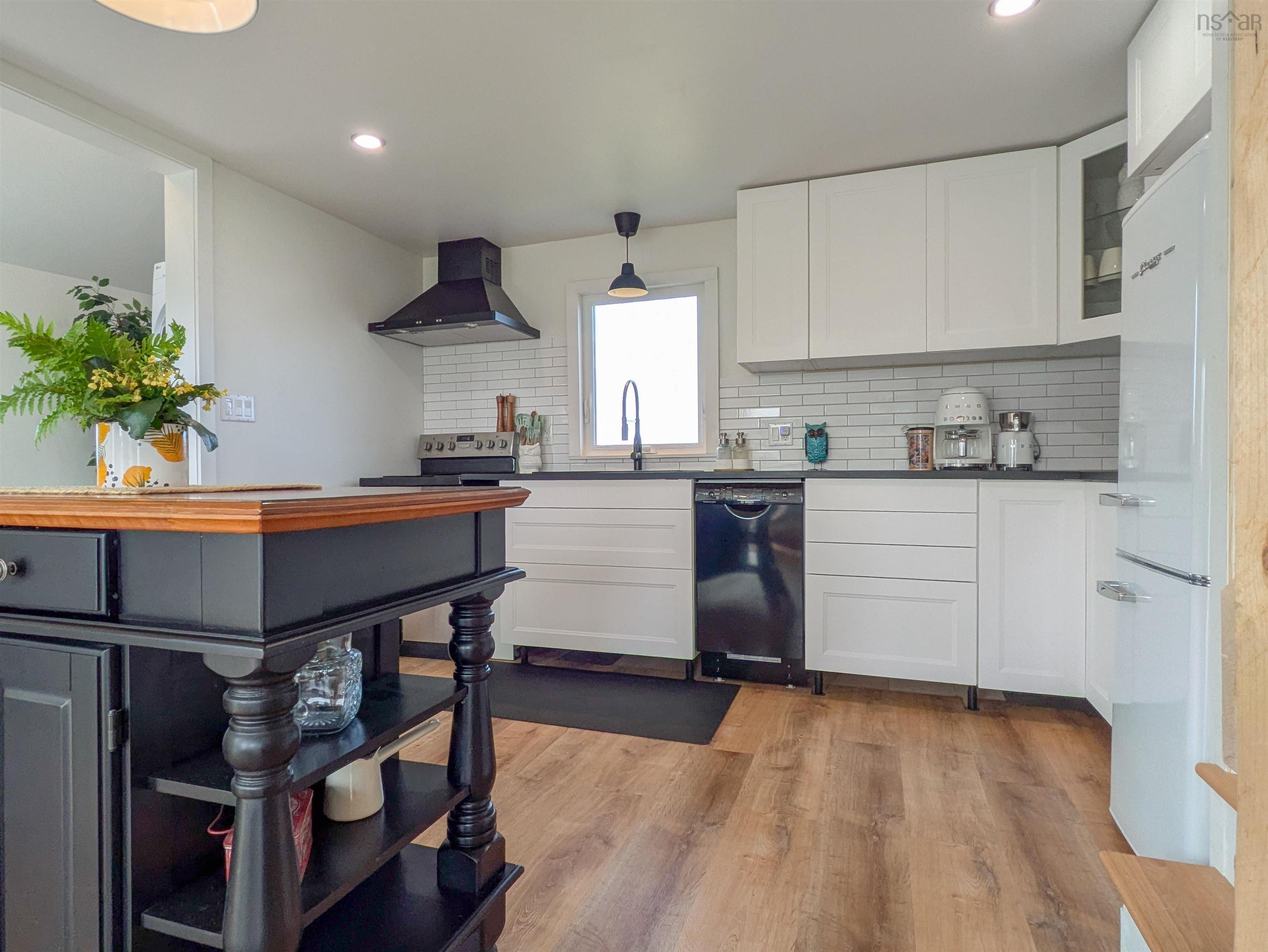 $599,000.00: 1837 Main Shore Road, Sandford