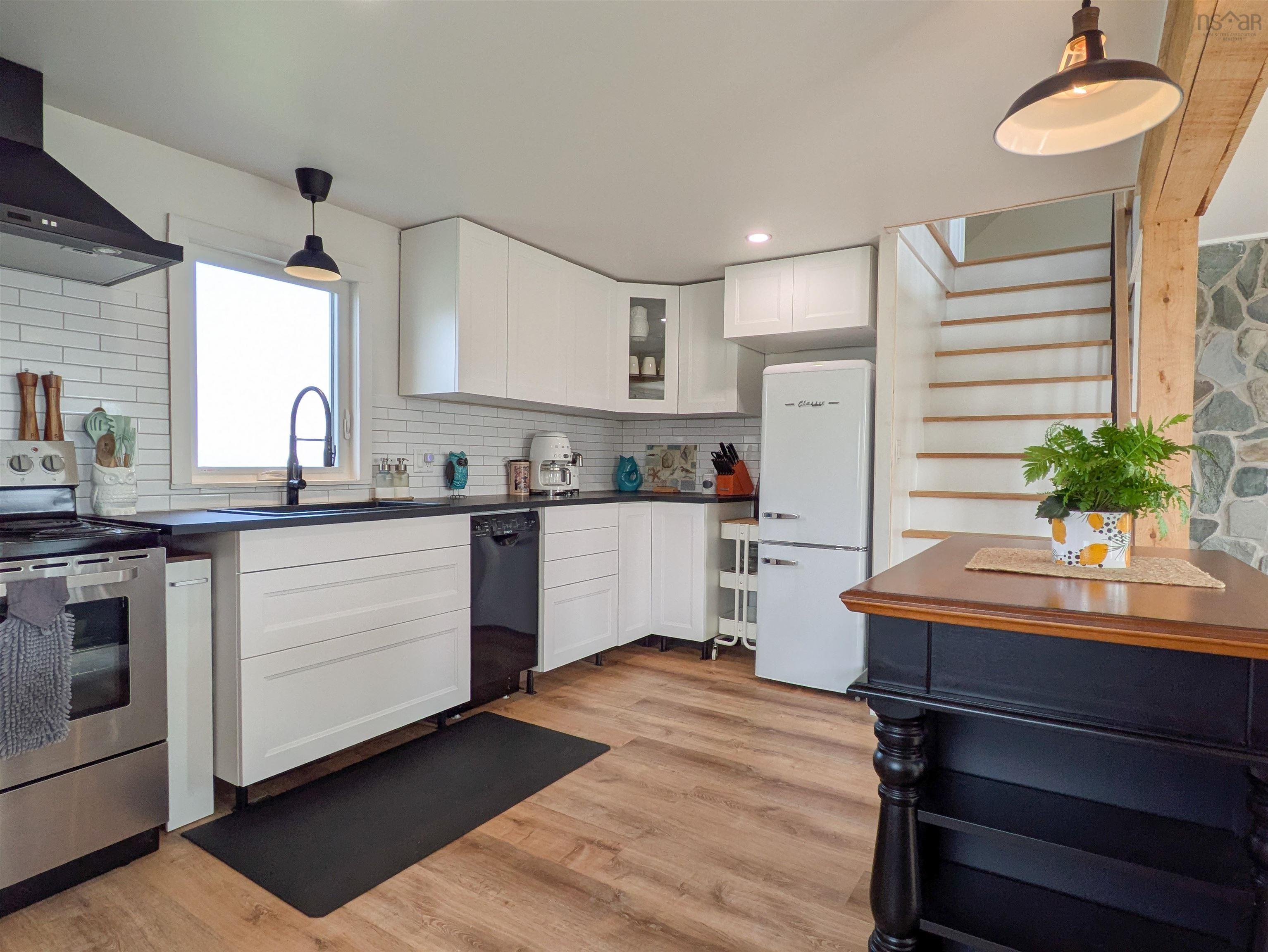 $599,000.00: 1837 Main Shore Road, Sandford