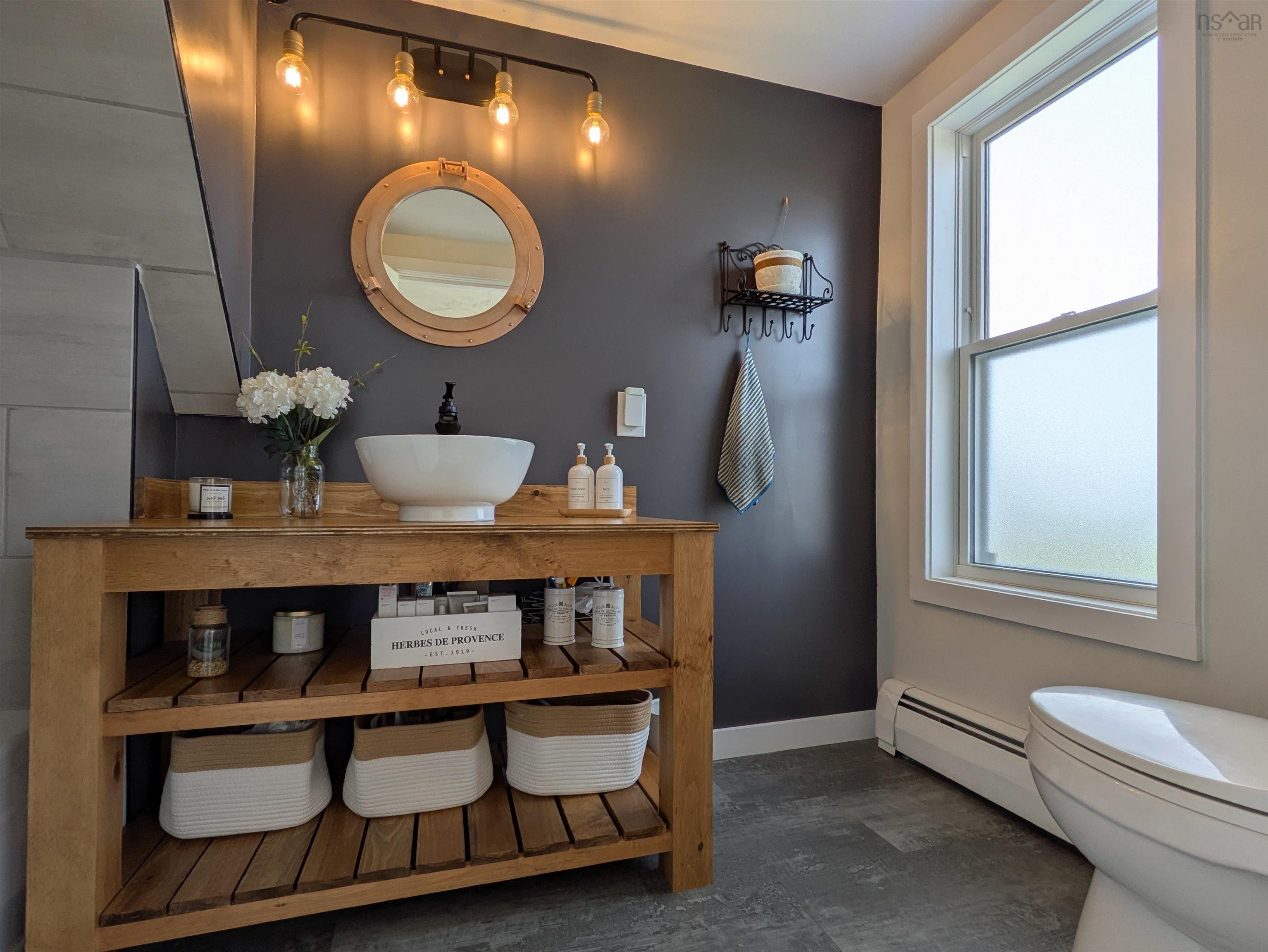 $599,000.00: 1837 Main Shore Road, Sandford