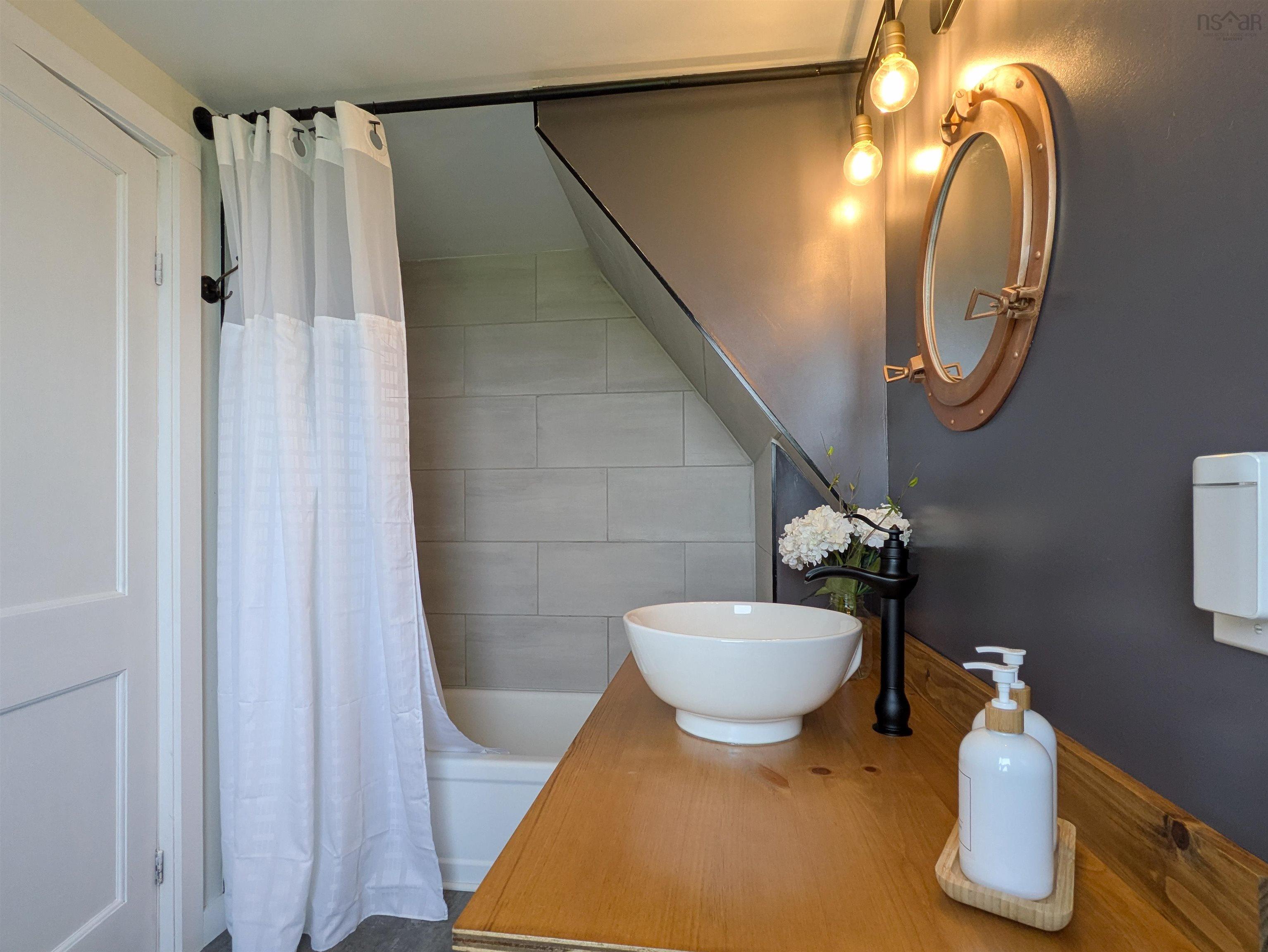 $599,000.00: 1837 Main Shore Road, Sandford