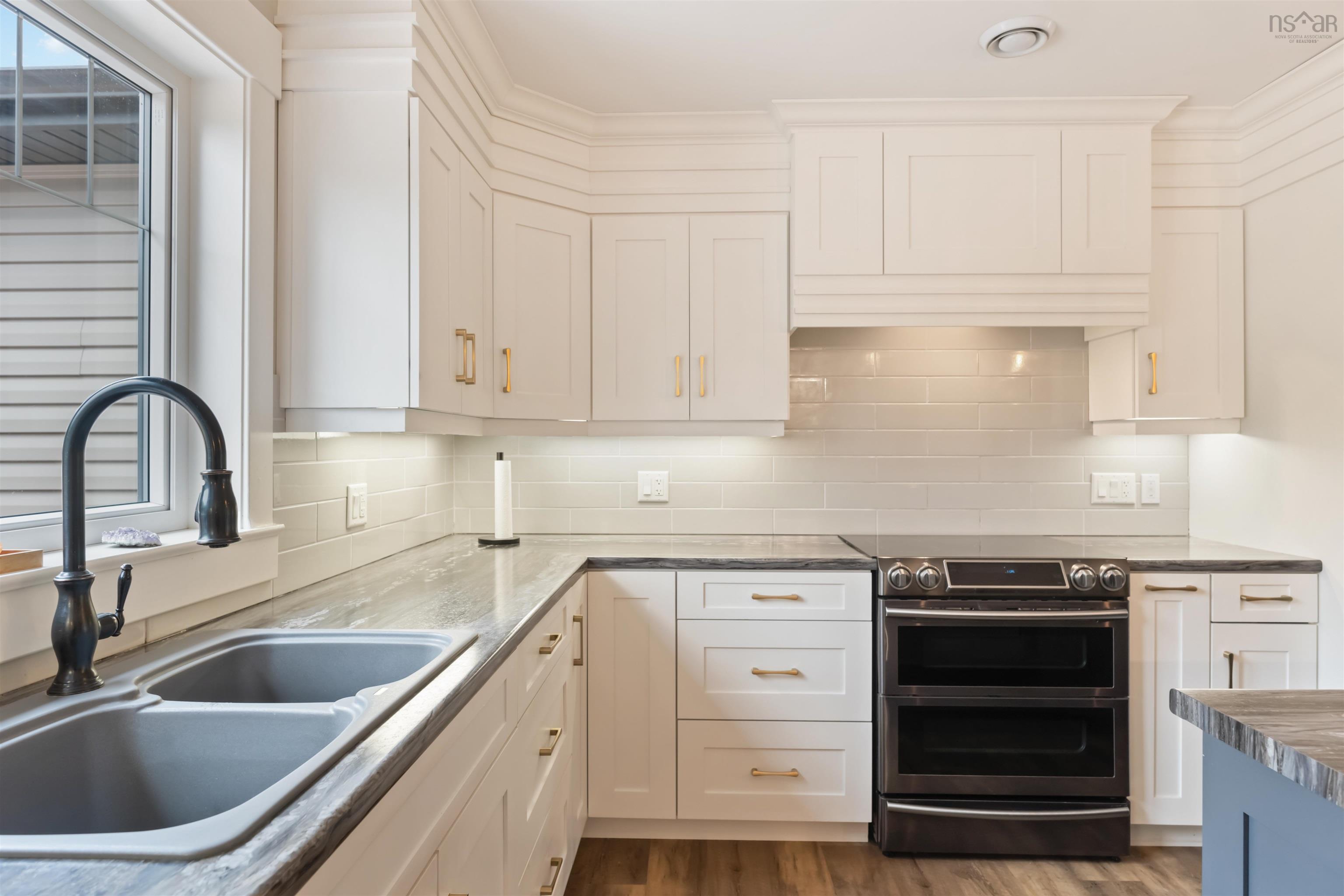 $649,900.00: 472 Alexander Mackenzie Road, South Farmington