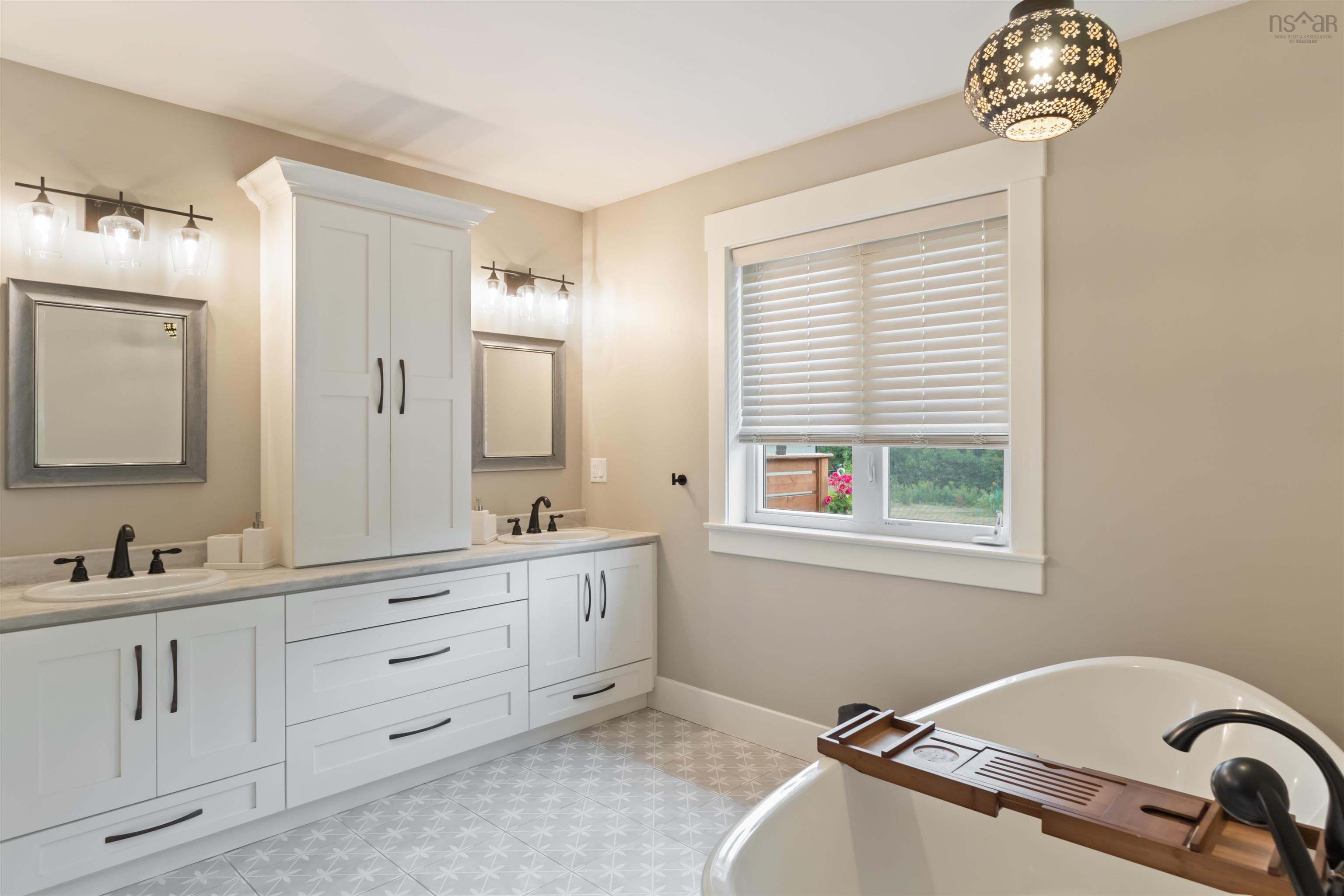 $649,900.00: 472 Alexander Mackenzie Road, South Farmington