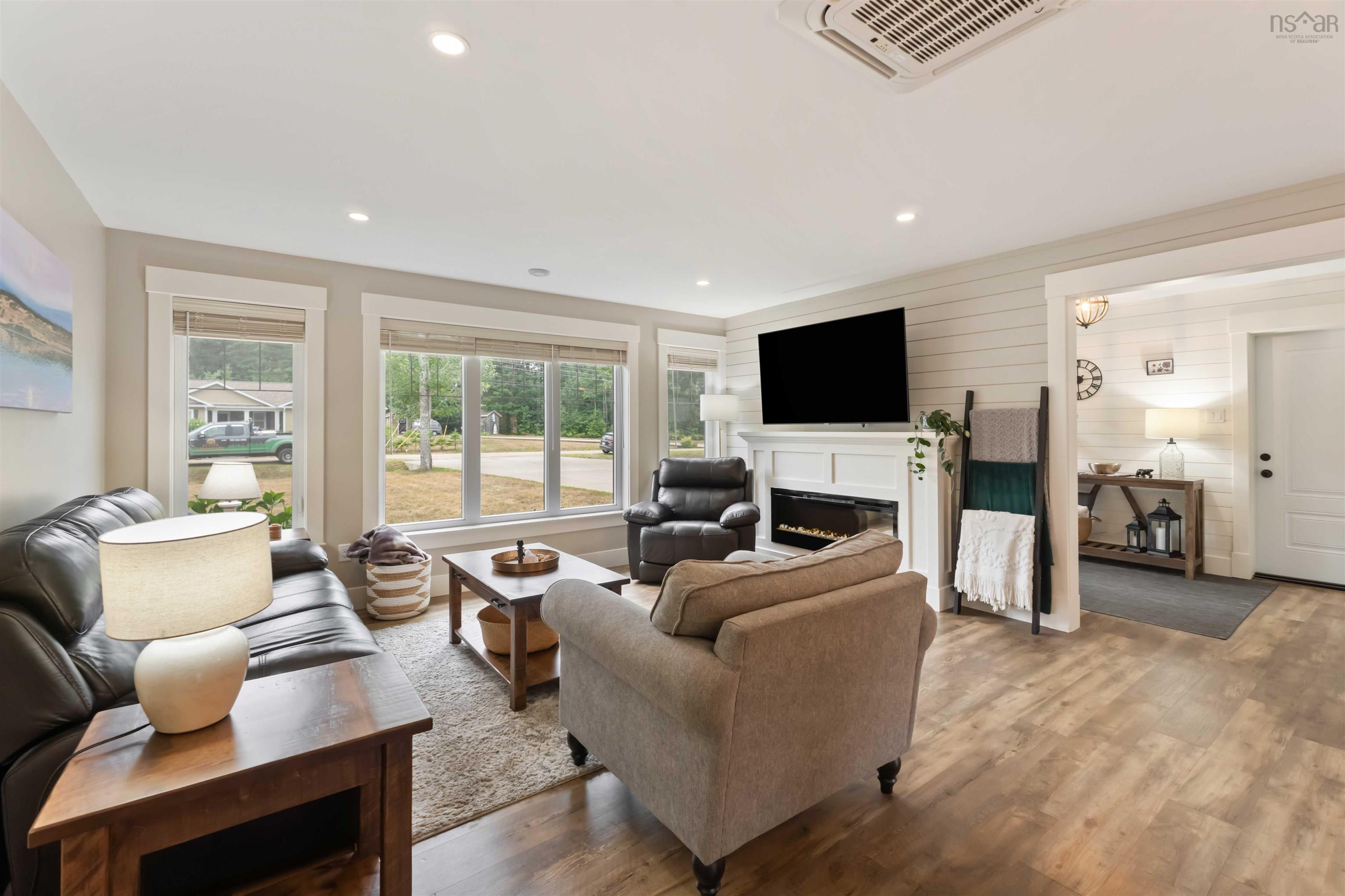 $649,900.00: 472 Alexander Mackenzie Road, South Farmington