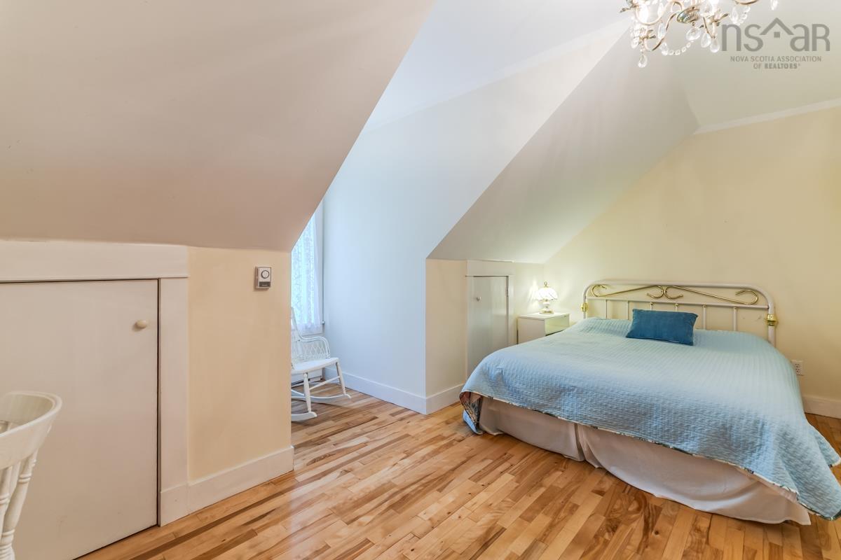 $999,500.00: 209 SHORTTS LAKE WEST Road, Shortts Lake