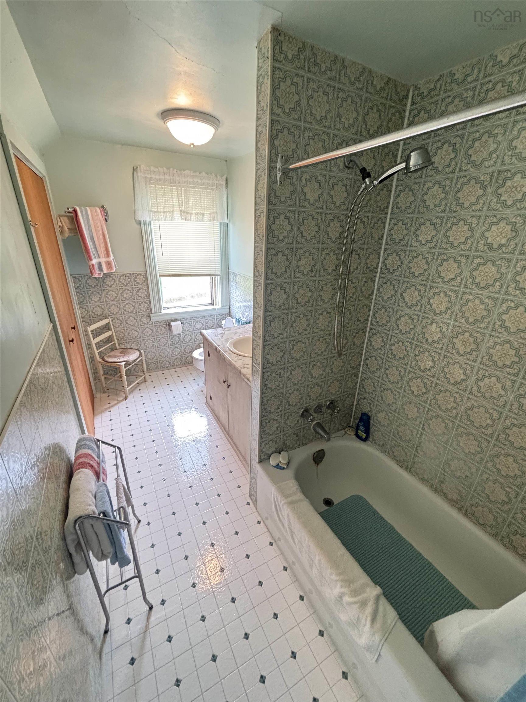 $449,000.00: 2121 Loch Lomond Road, Loch Lomond