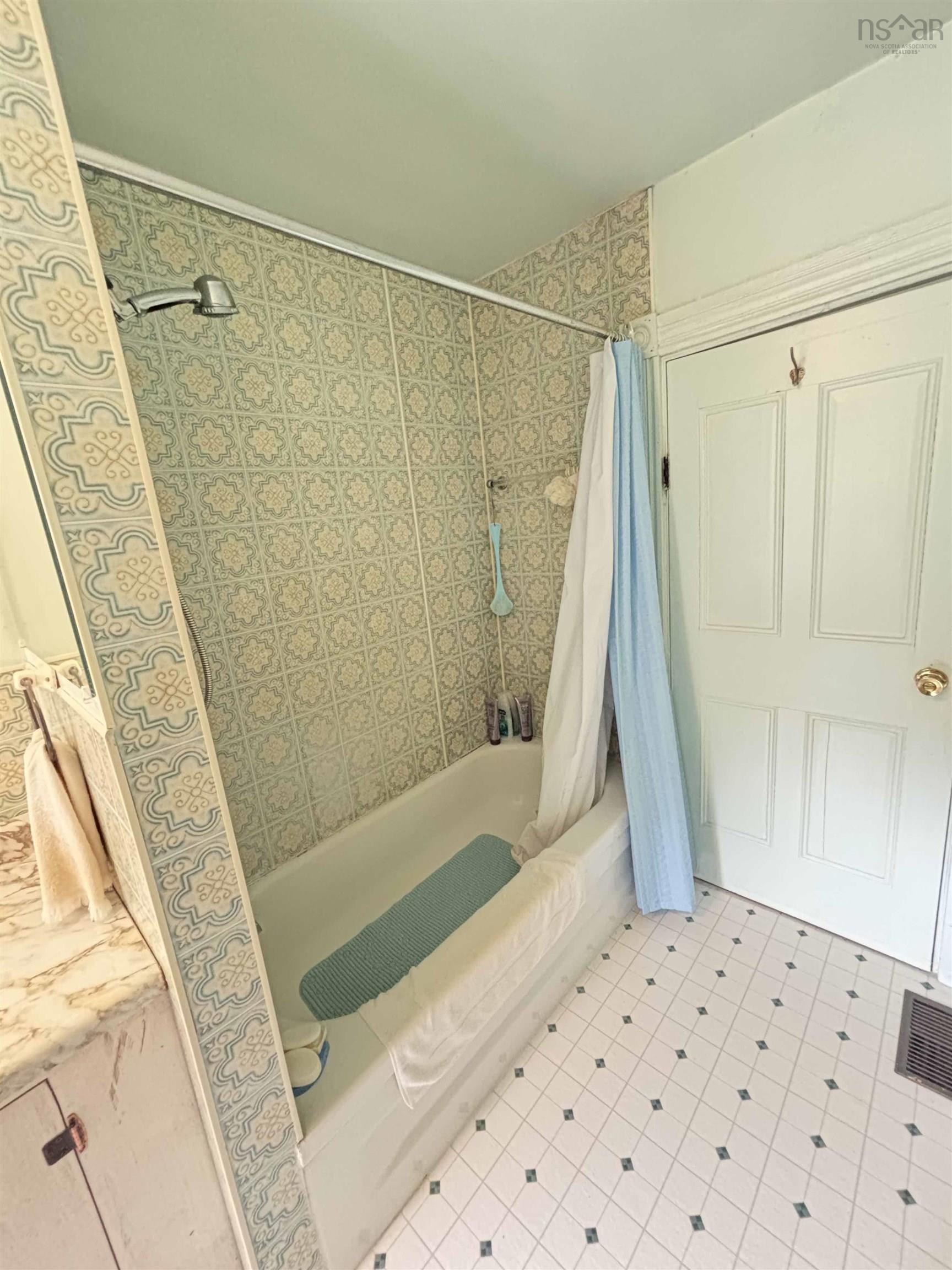 $449,000.00: 2121 Loch Lomond Road, Loch Lomond