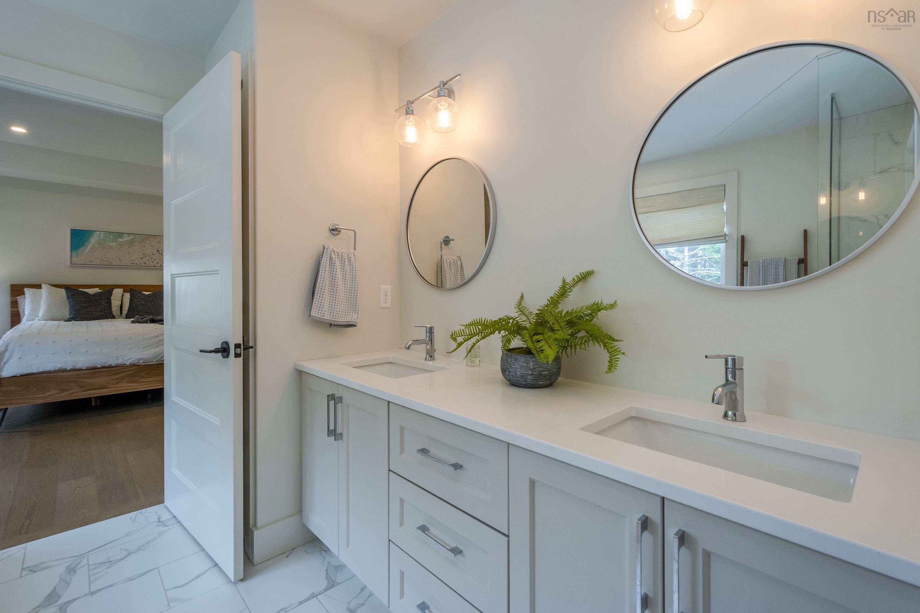 $959,900.00: 77 Bristolton Avenue, Bedford