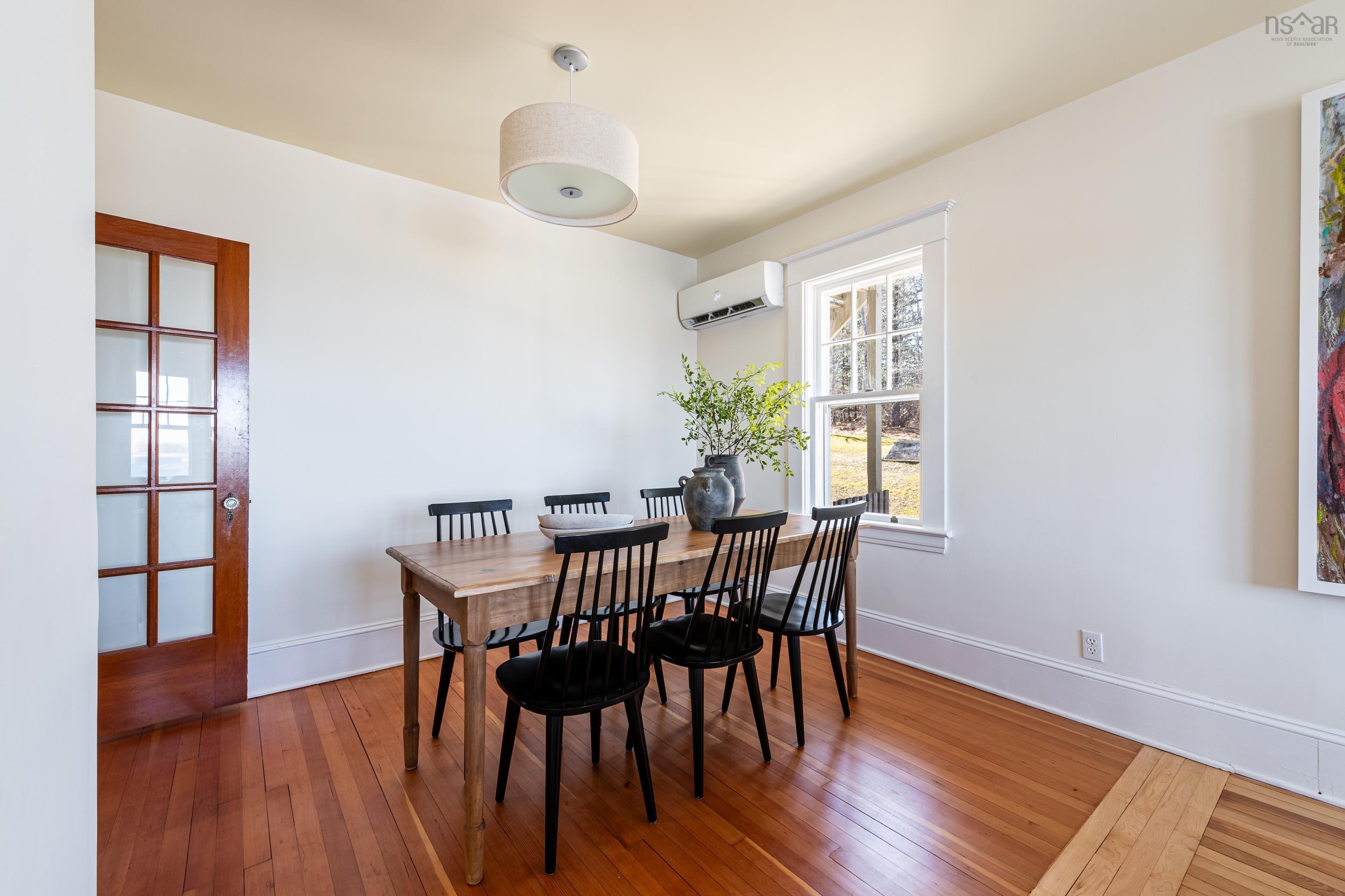 $719,900.00: 9957 Peggys Cove Road, Hackett