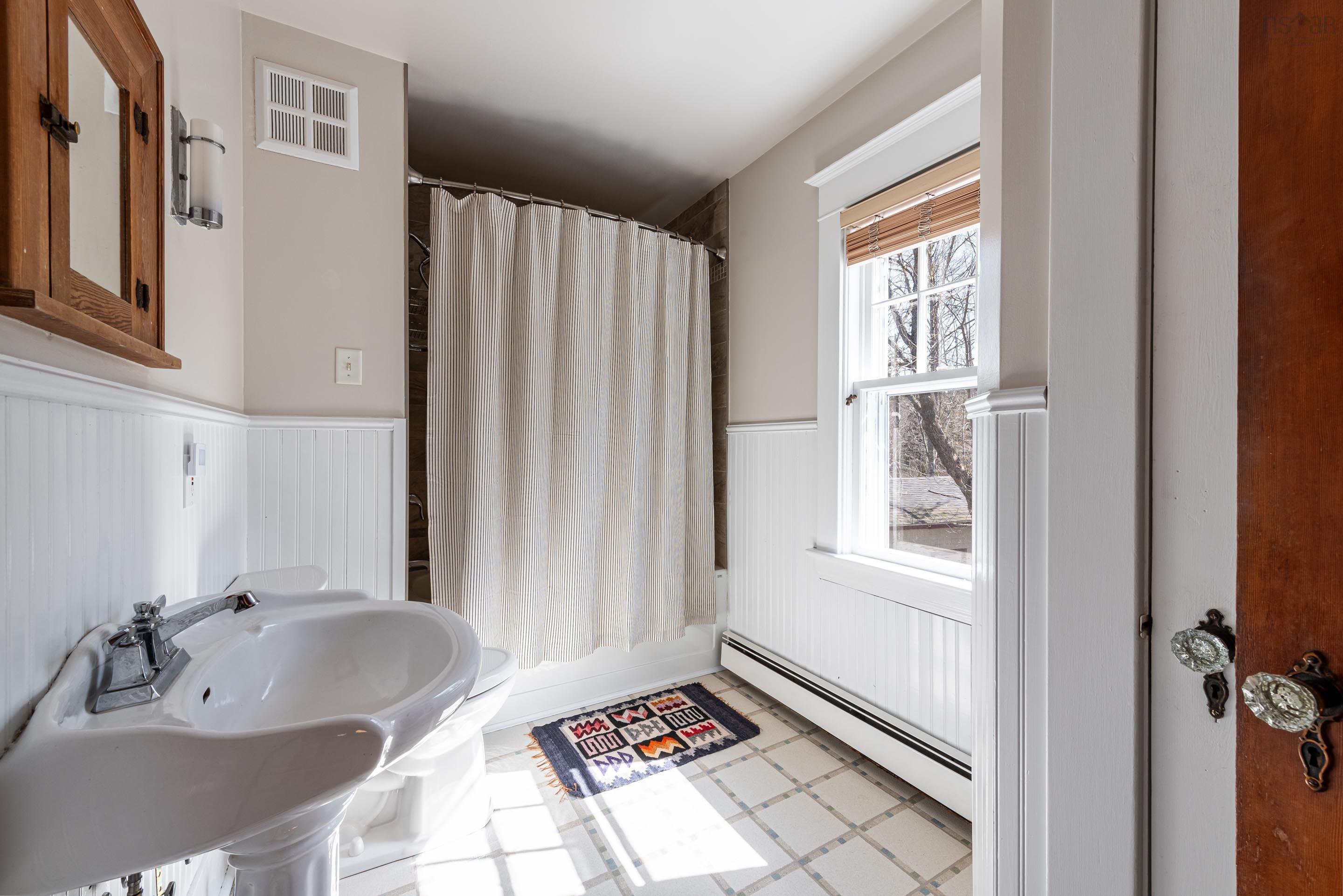 $719,900.00: 9957 Peggys Cove Road, Hackett