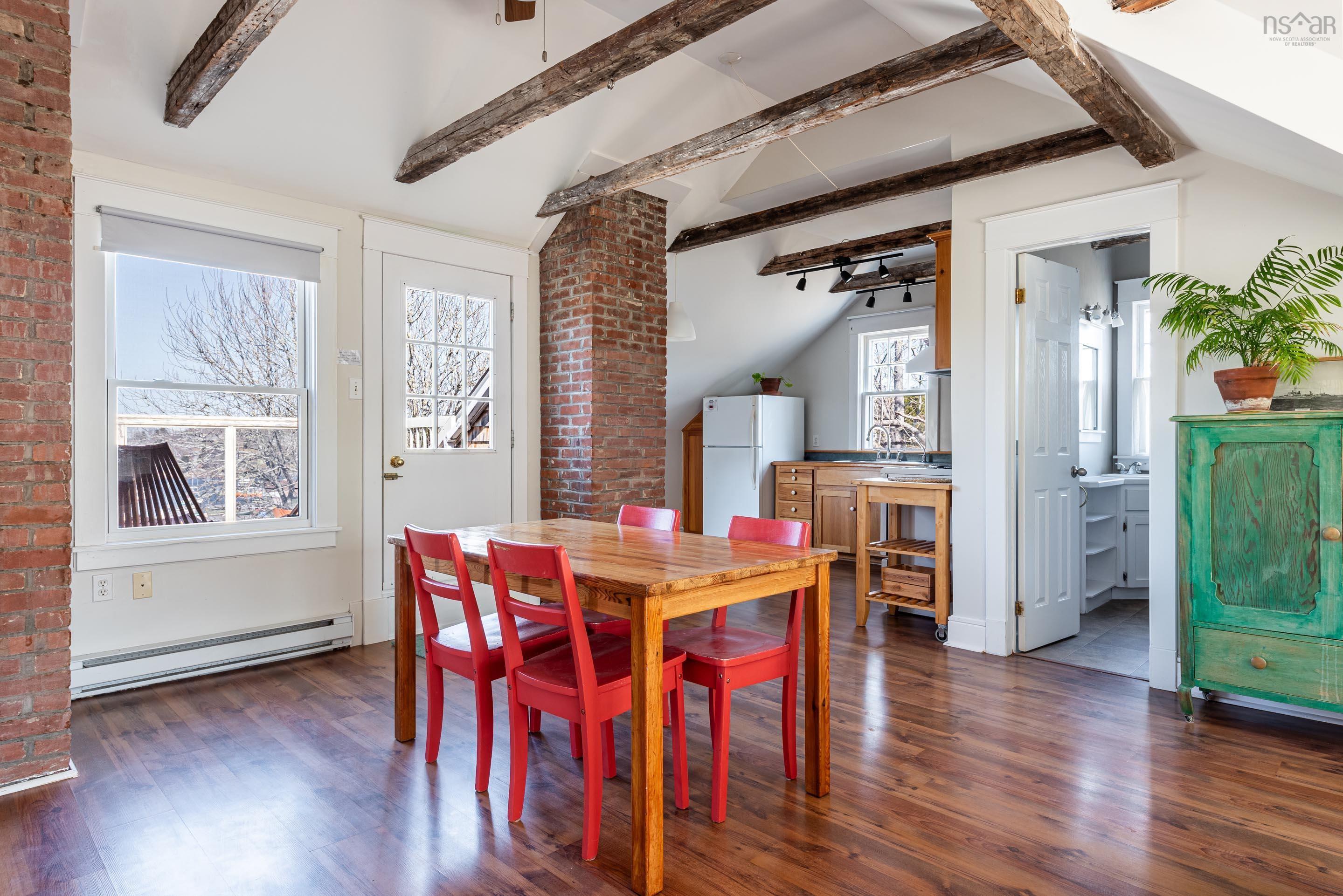 $719,900.00: 9957 Peggys Cove Road, Hackett