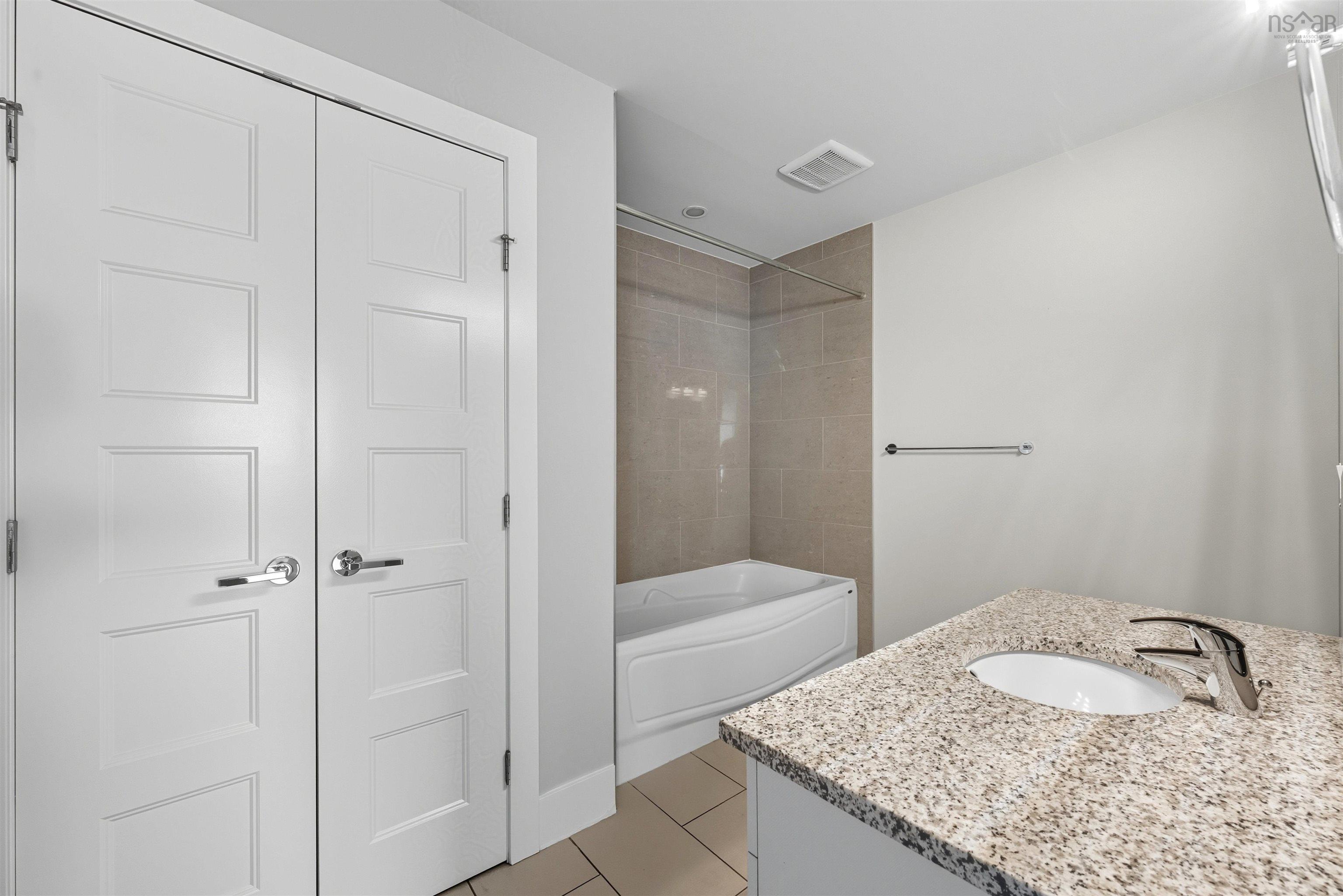 502 15 Kings Wharf Place, Dartmouth, NS (MLS 202525572)