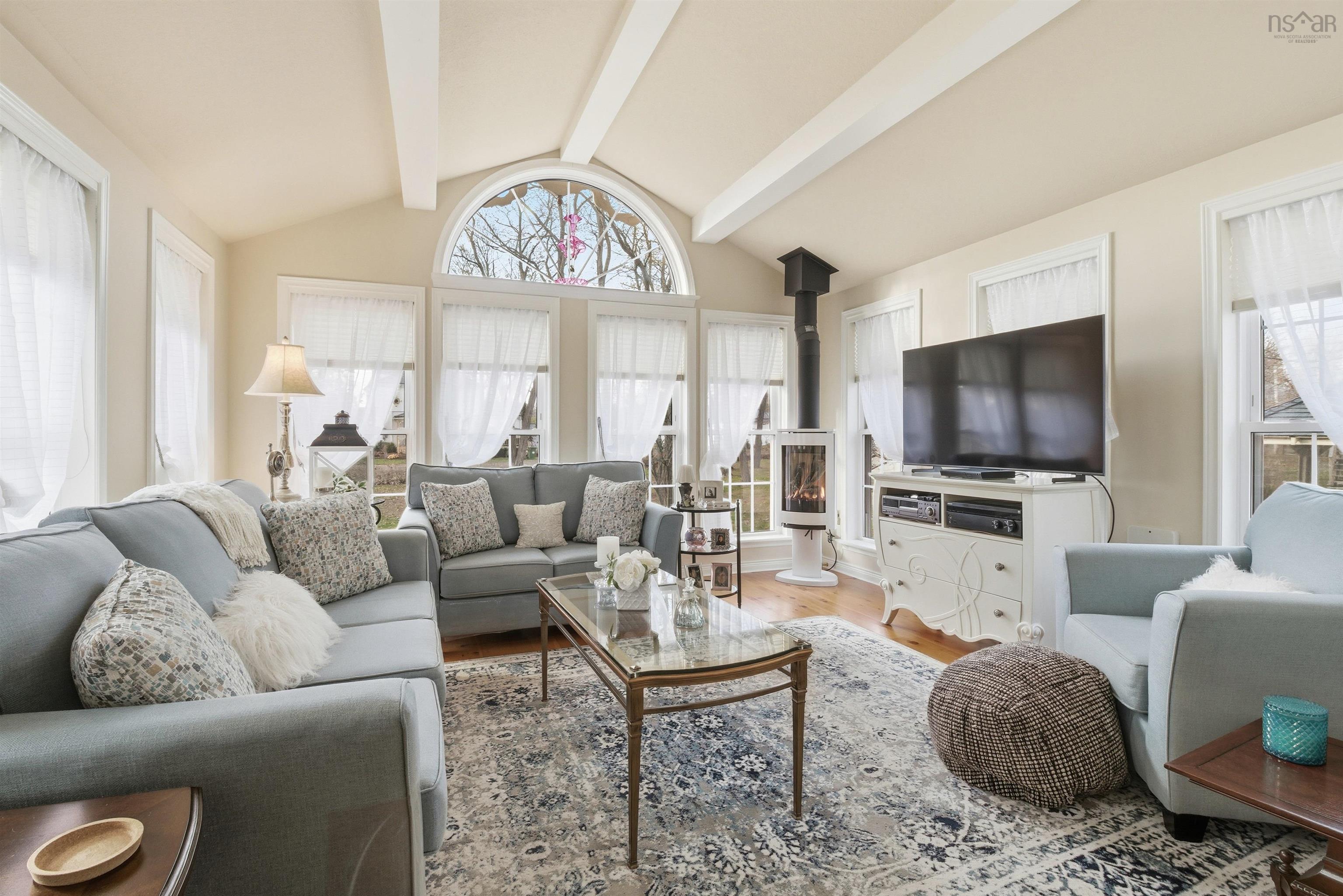 $725,900.00: 2151 1 Highway, Auburn