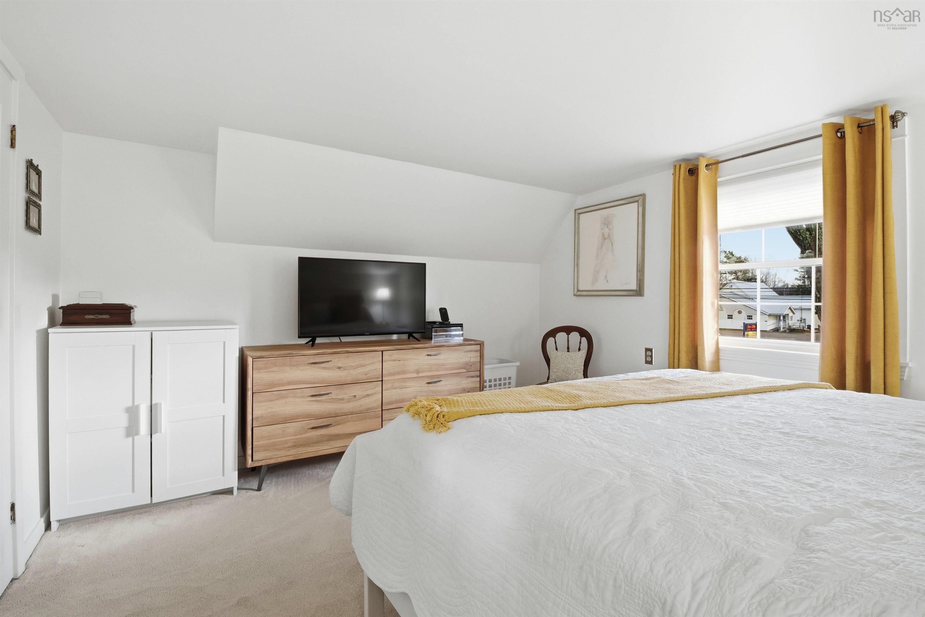 $725,900.00: 2151 1 Highway, Auburn