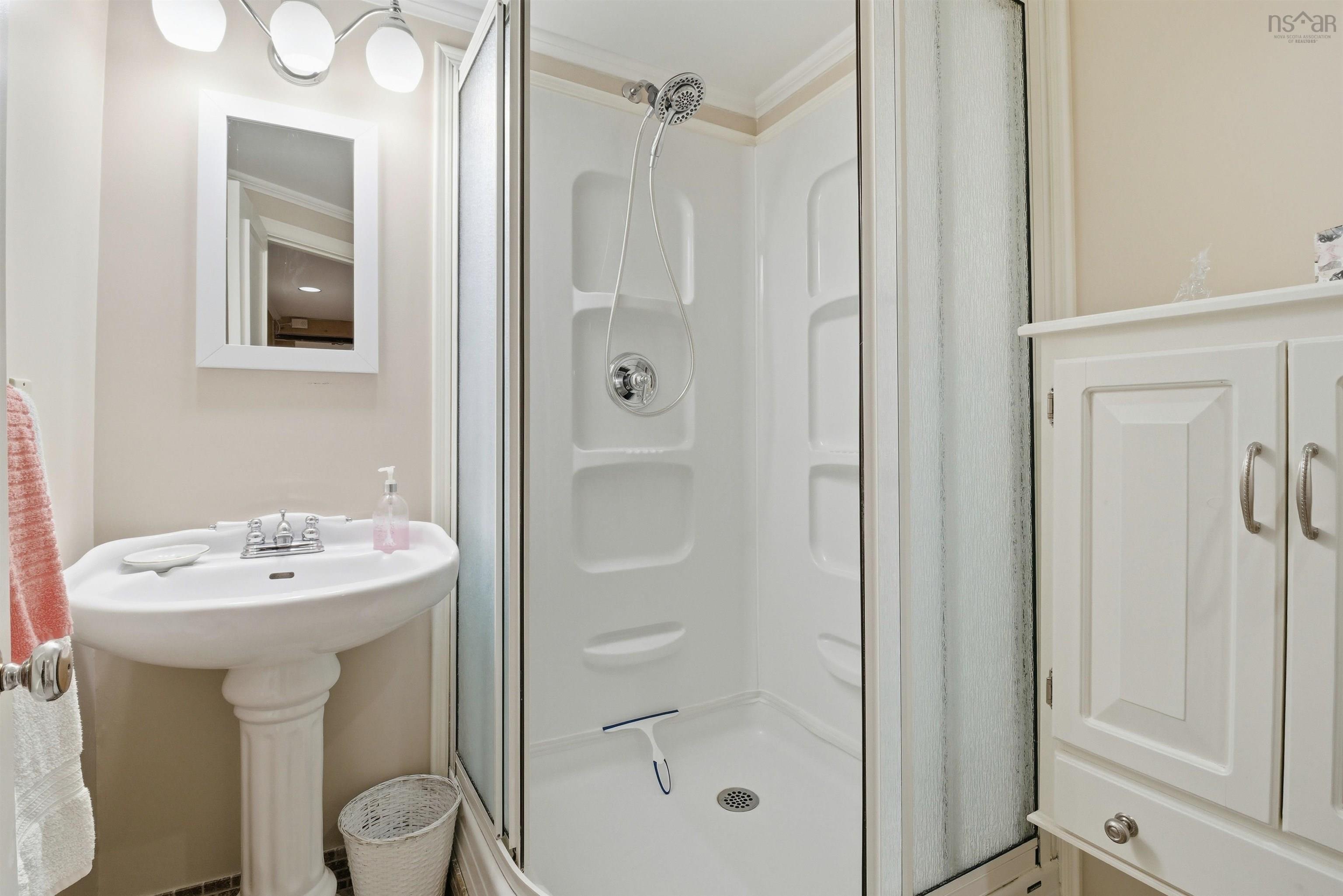 $725,900.00: 2151 1 Highway, Auburn