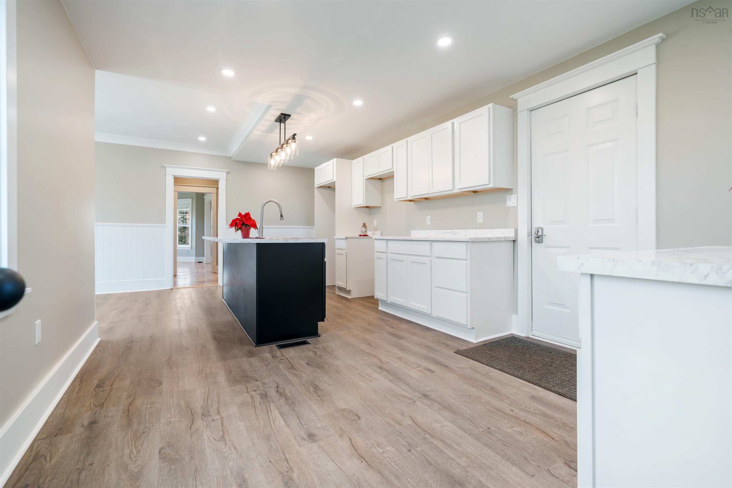 $549,900.00: 6 Hamilton Avenue, Brookfield