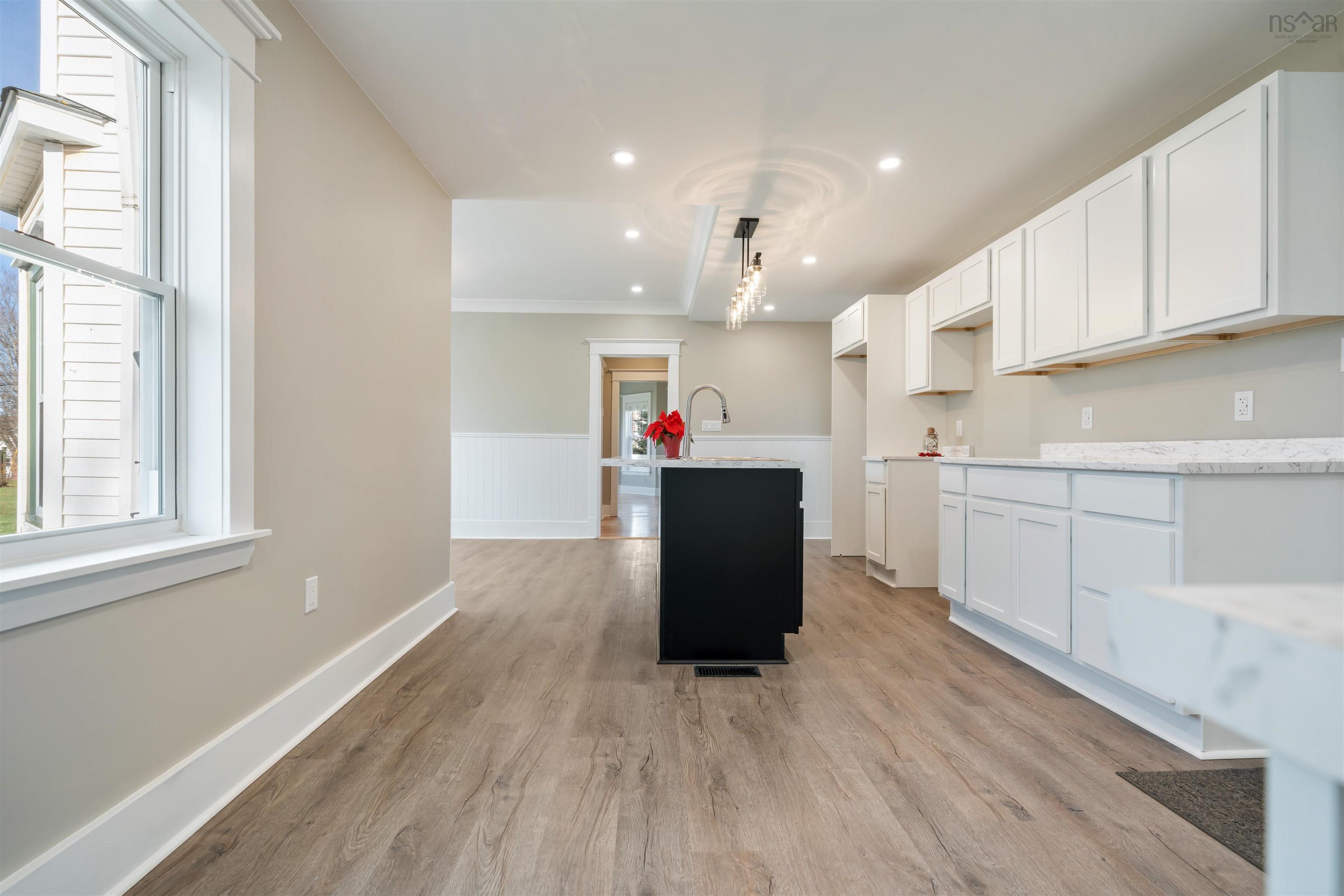 $549,900.00: 6 Hamilton Avenue, Brookfield