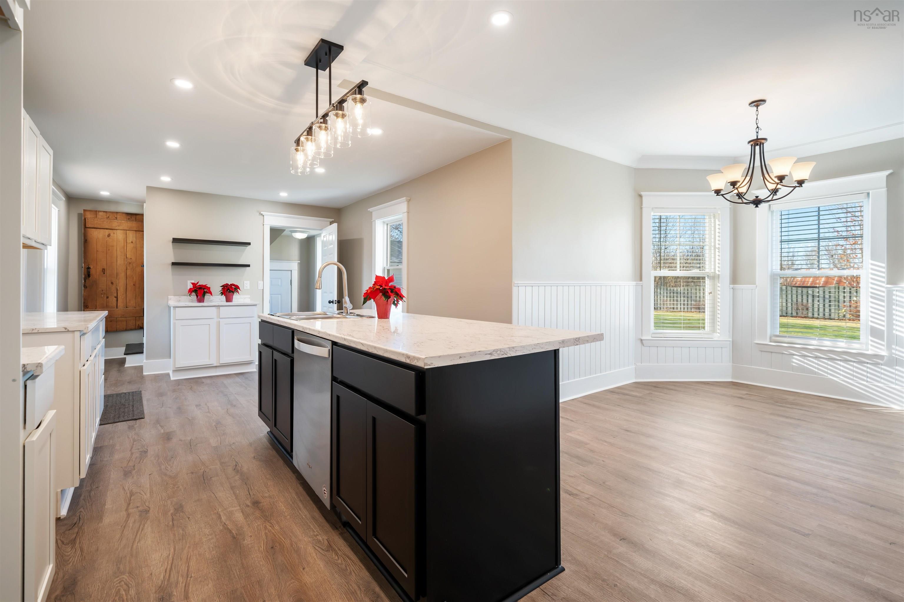 $549,900.00: 6 Hamilton Avenue, Brookfield