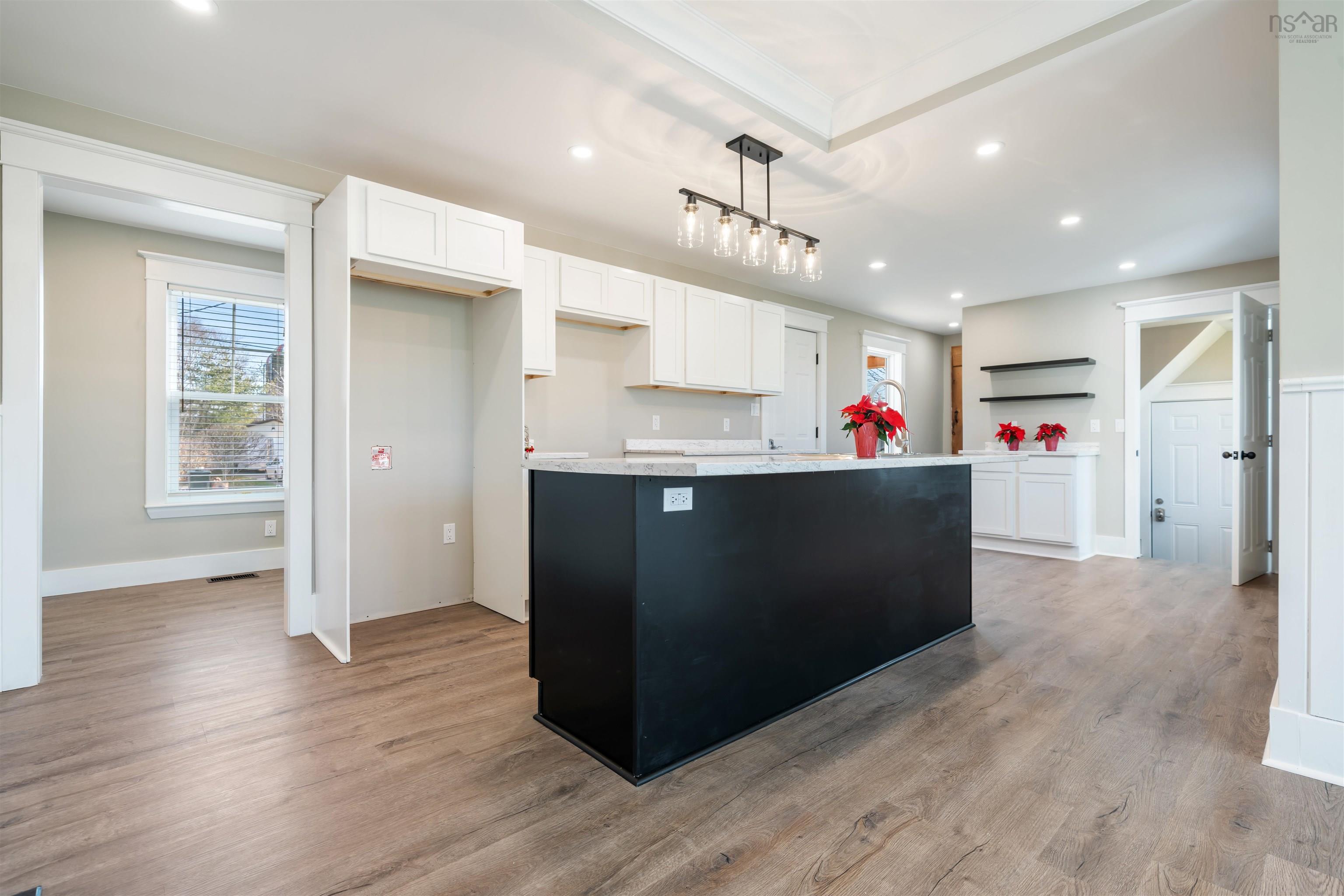 $549,900.00: 6 Hamilton Avenue, Brookfield