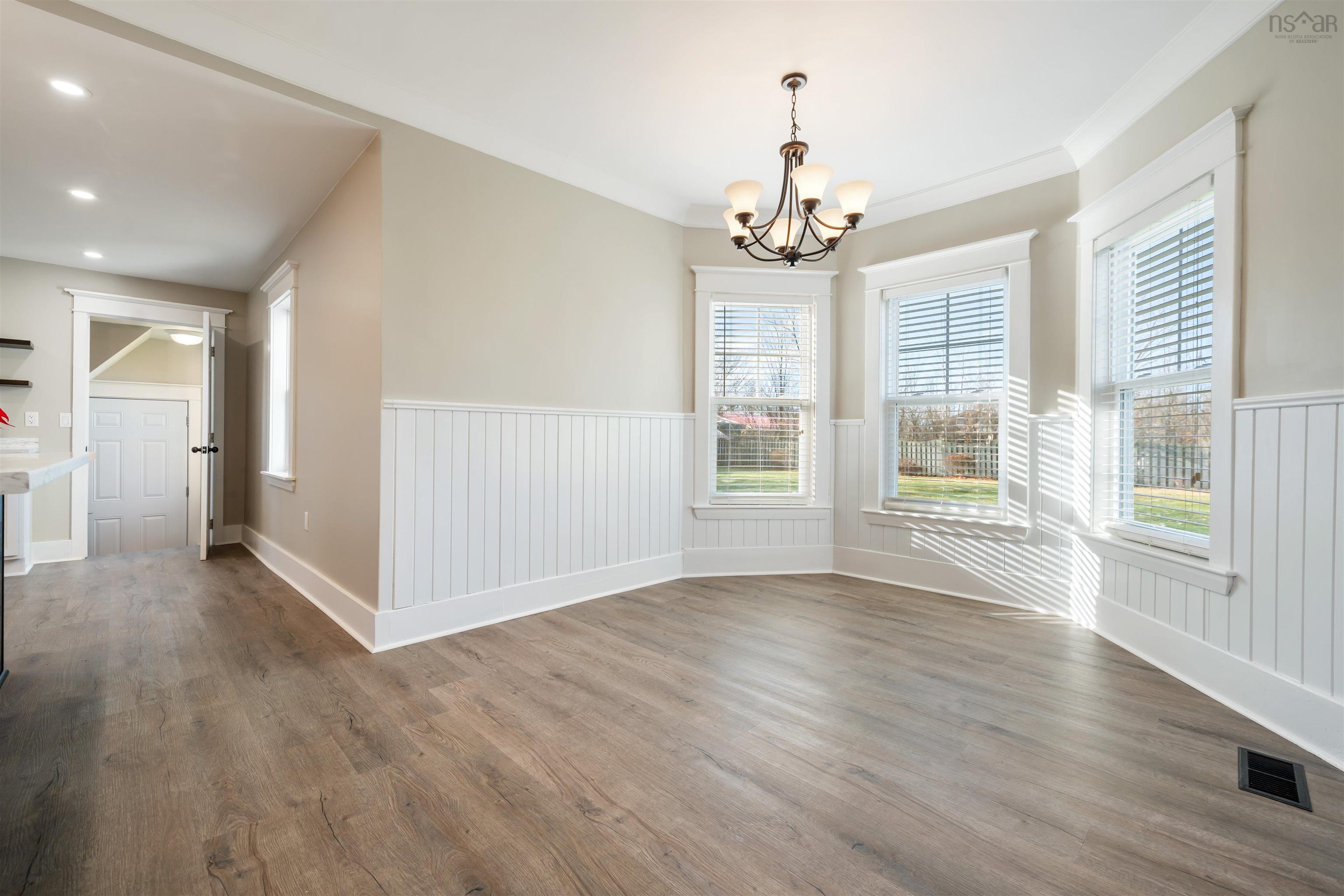 $549,900.00: 6 Hamilton Avenue, Brookfield