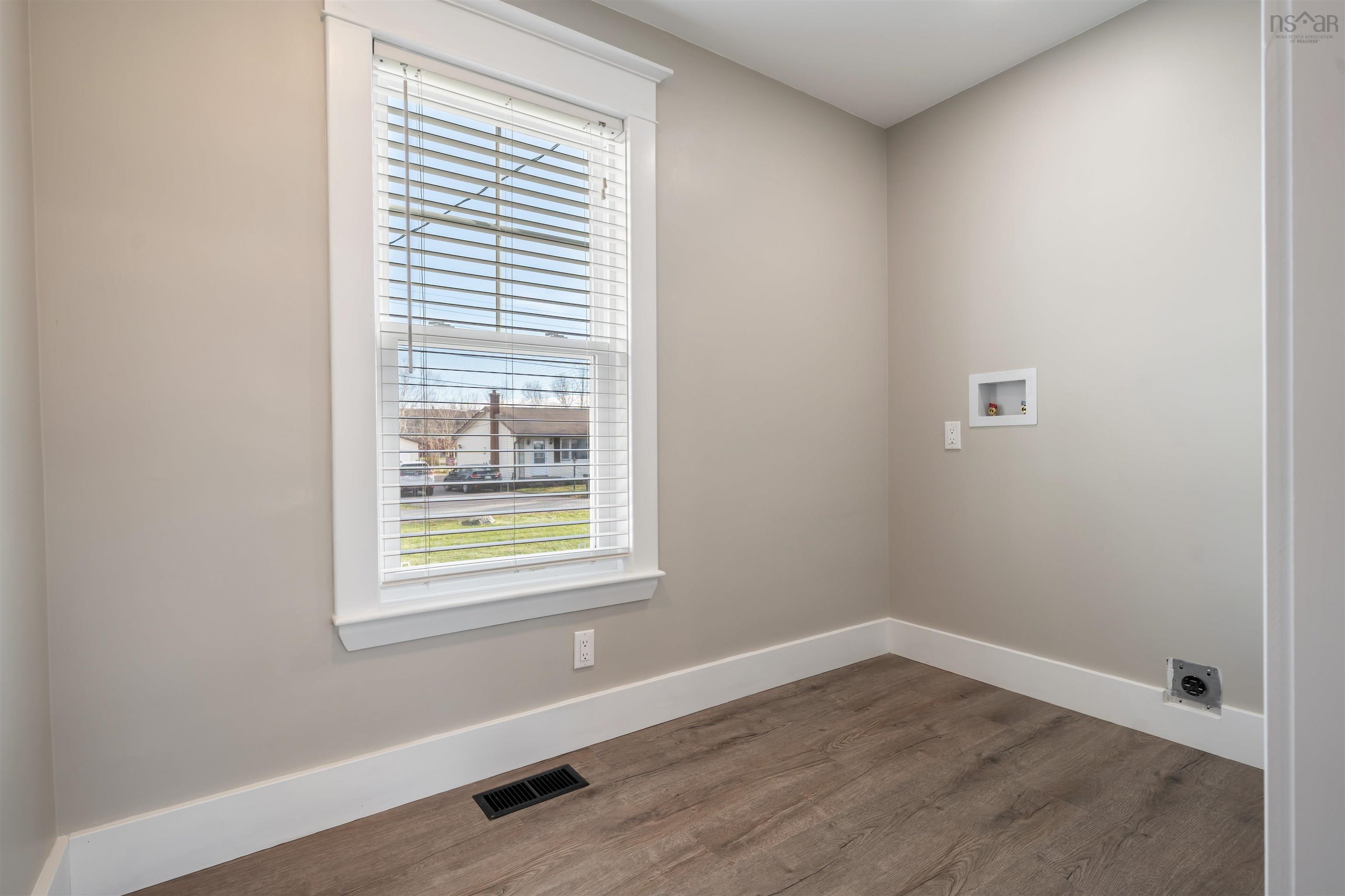 $549,900.00: 6 Hamilton Avenue, Brookfield