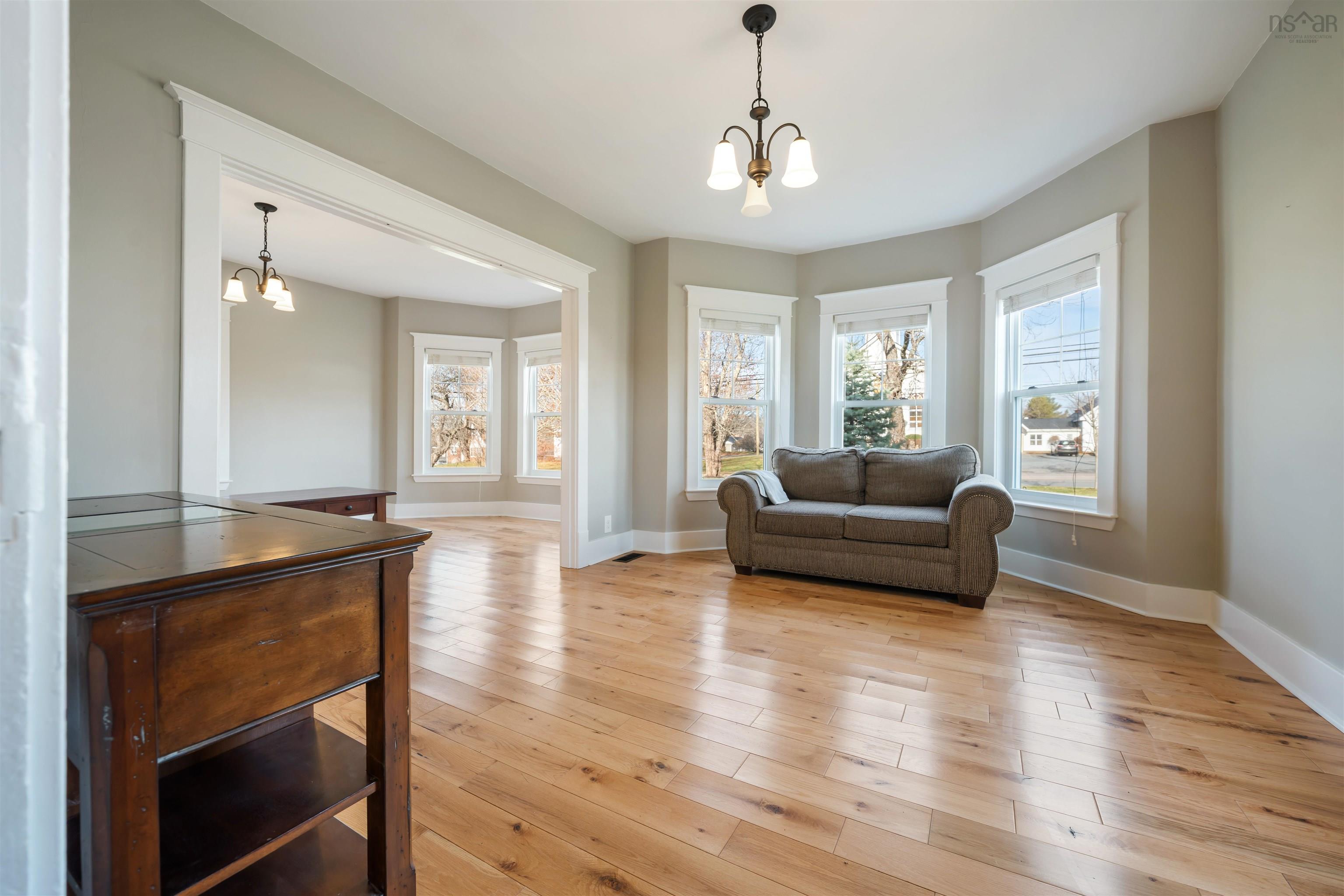 $549,900.00: 6 Hamilton Avenue, Brookfield