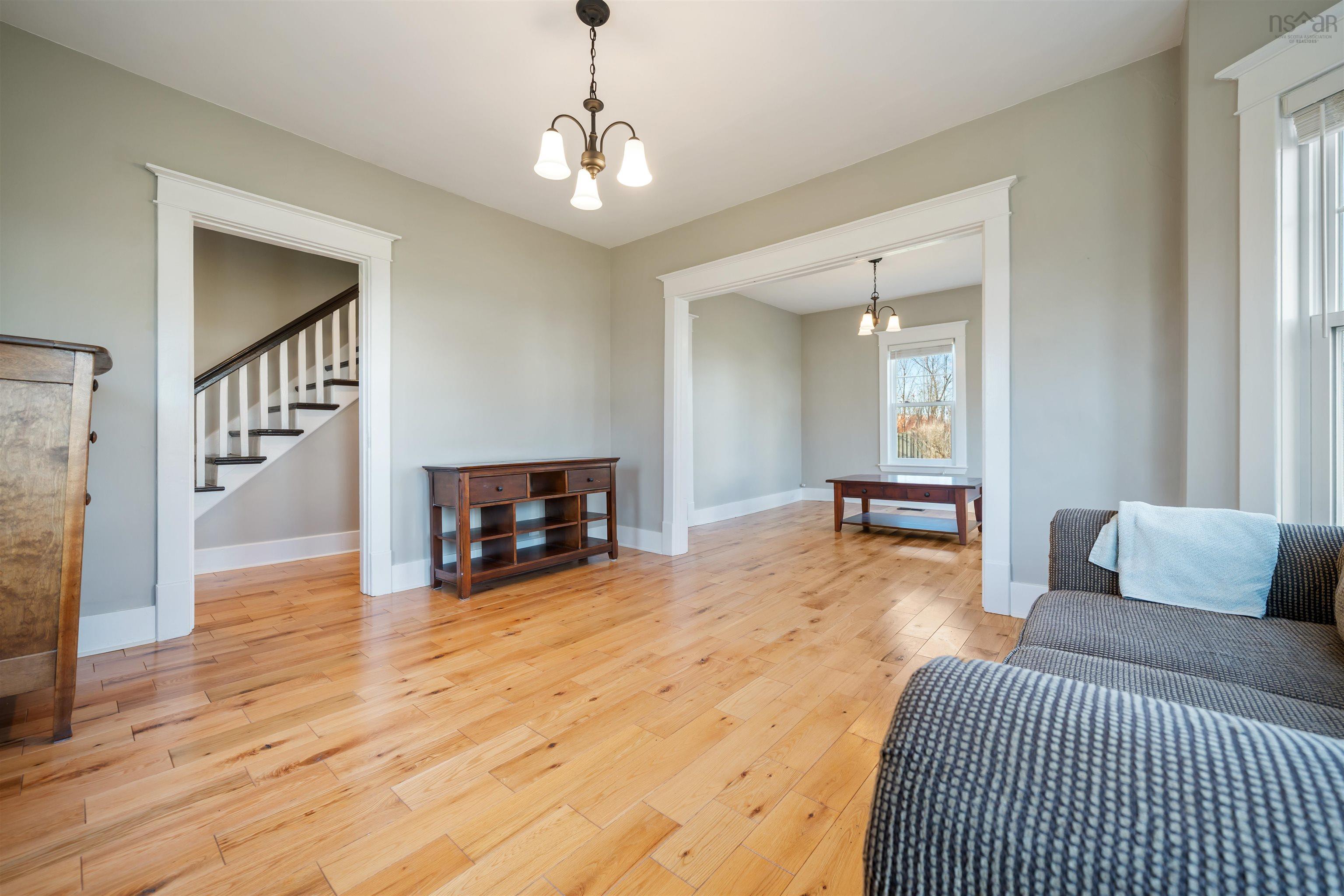 $549,900.00: 6 Hamilton Avenue, Brookfield