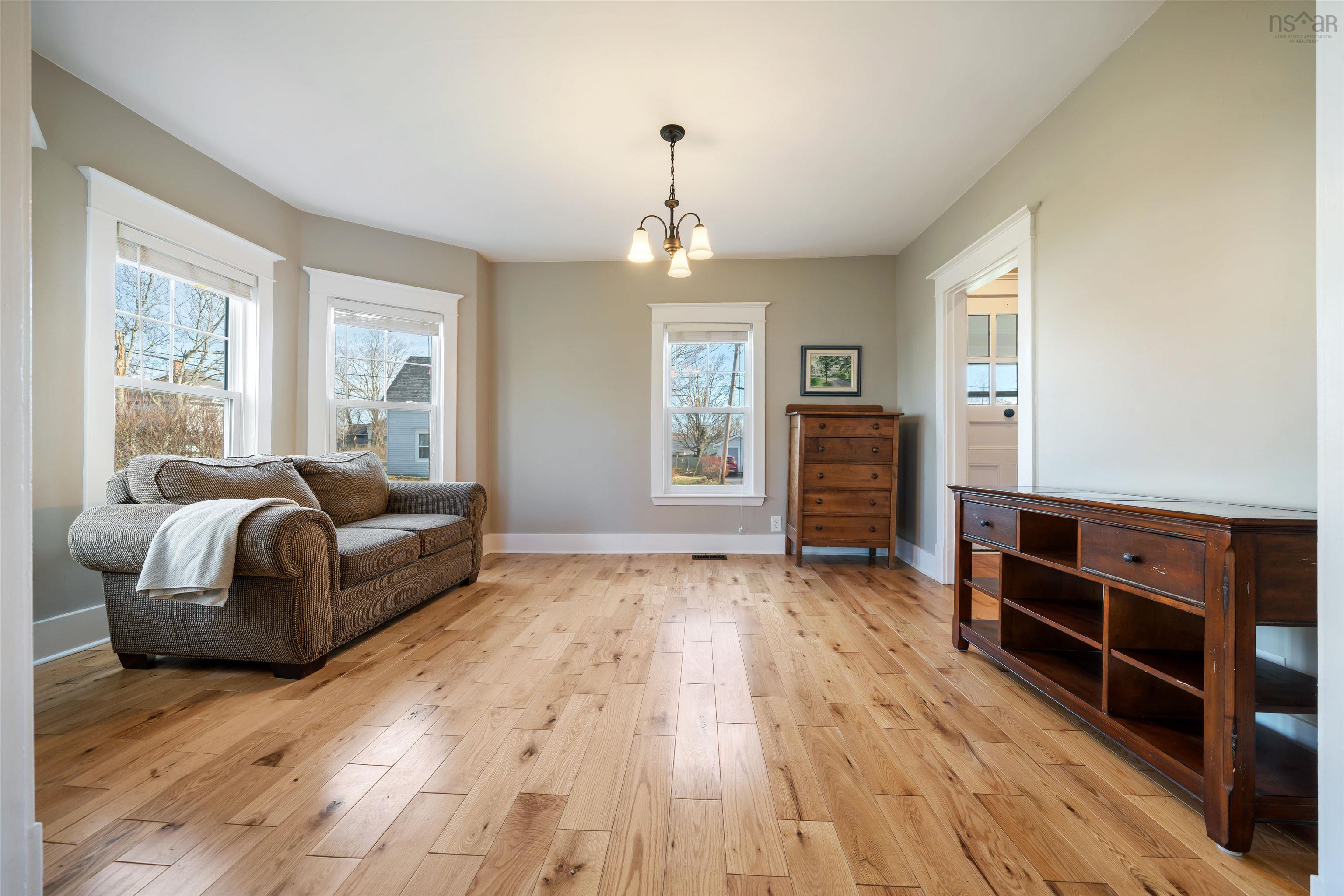 $549,900.00: 6 Hamilton Avenue, Brookfield