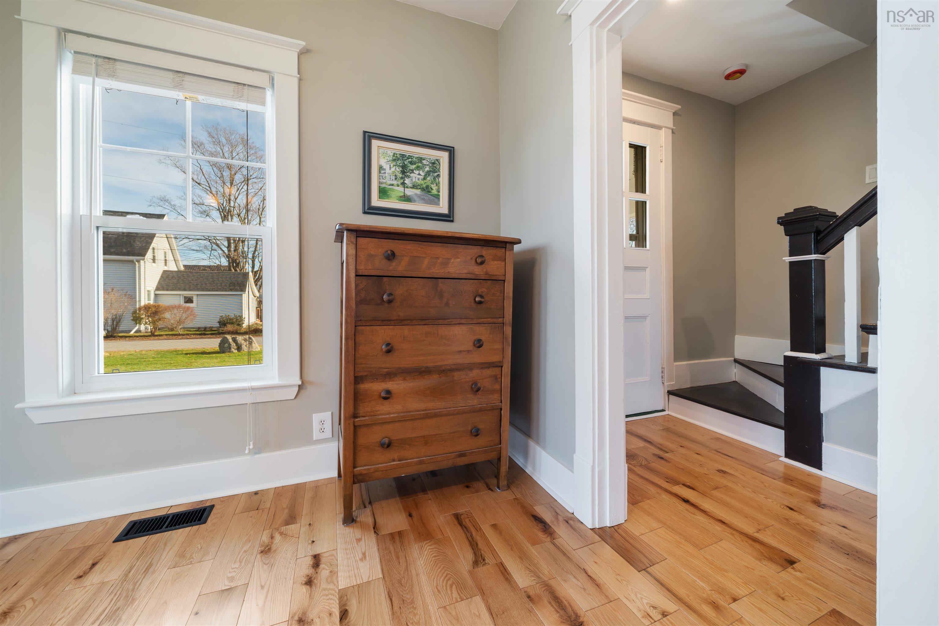 $549,900.00: 6 Hamilton Avenue, Brookfield