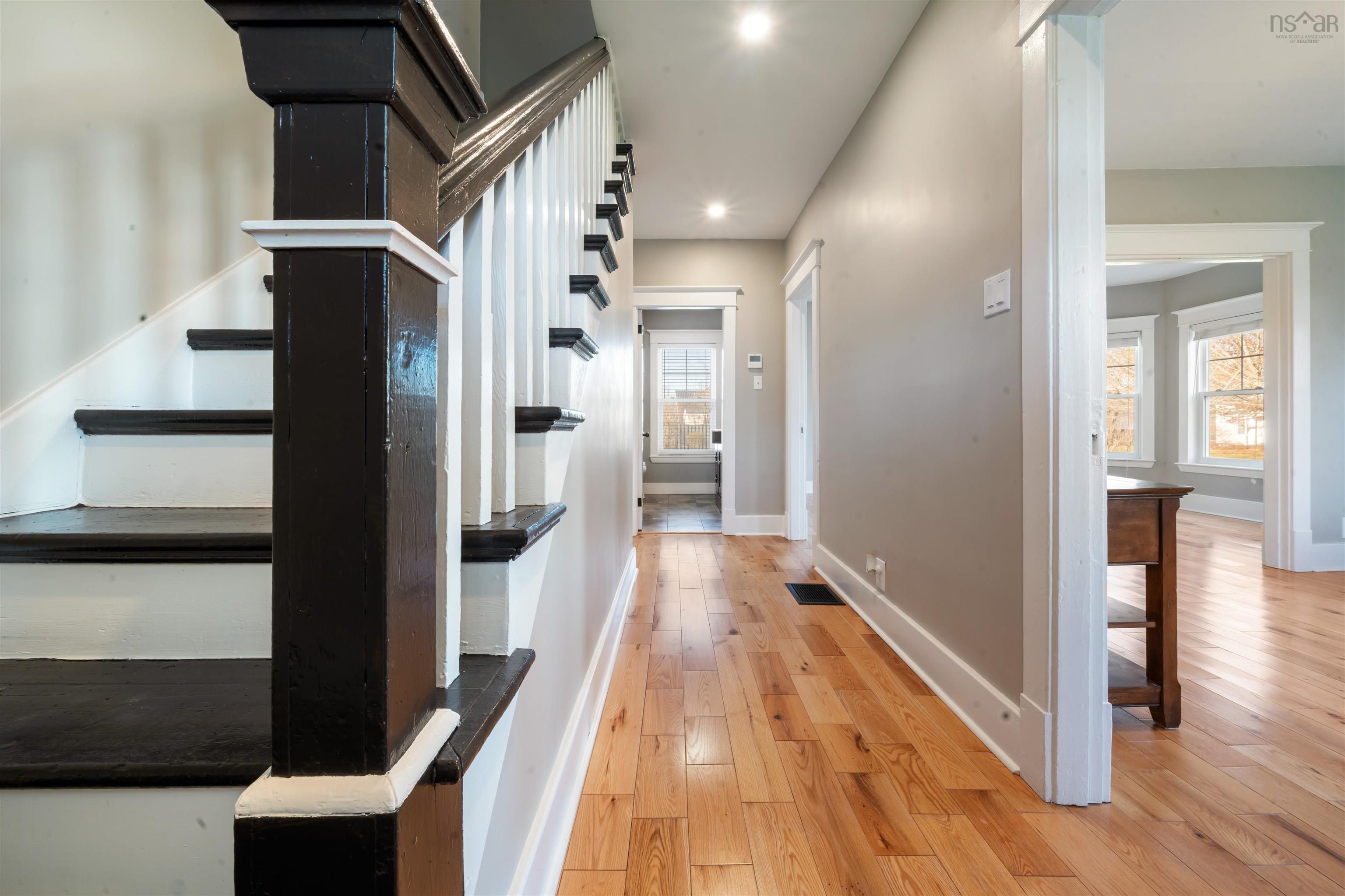 $549,900.00: 6 Hamilton Avenue, Brookfield