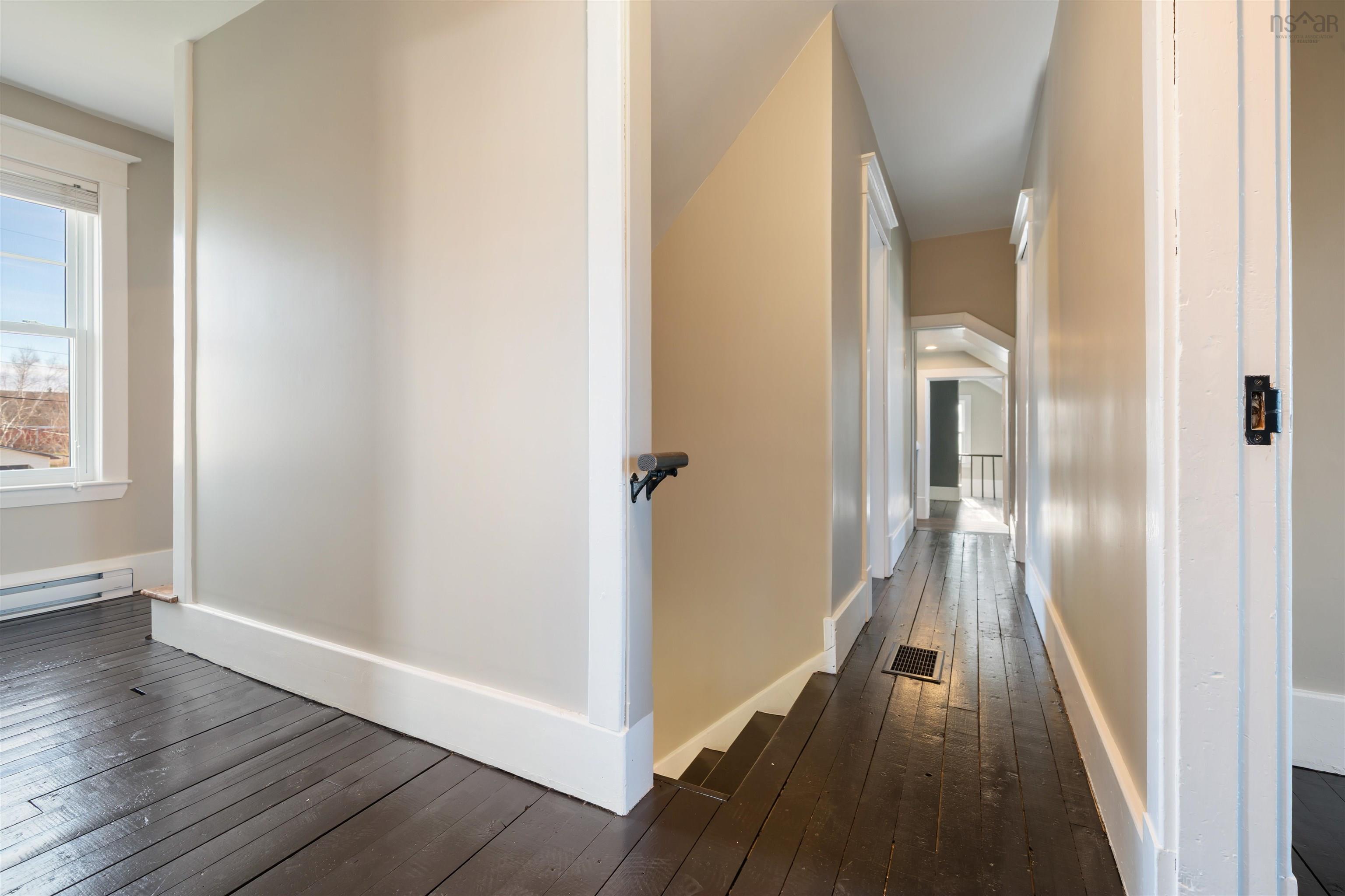 $549,900.00: 6 Hamilton Avenue, Brookfield