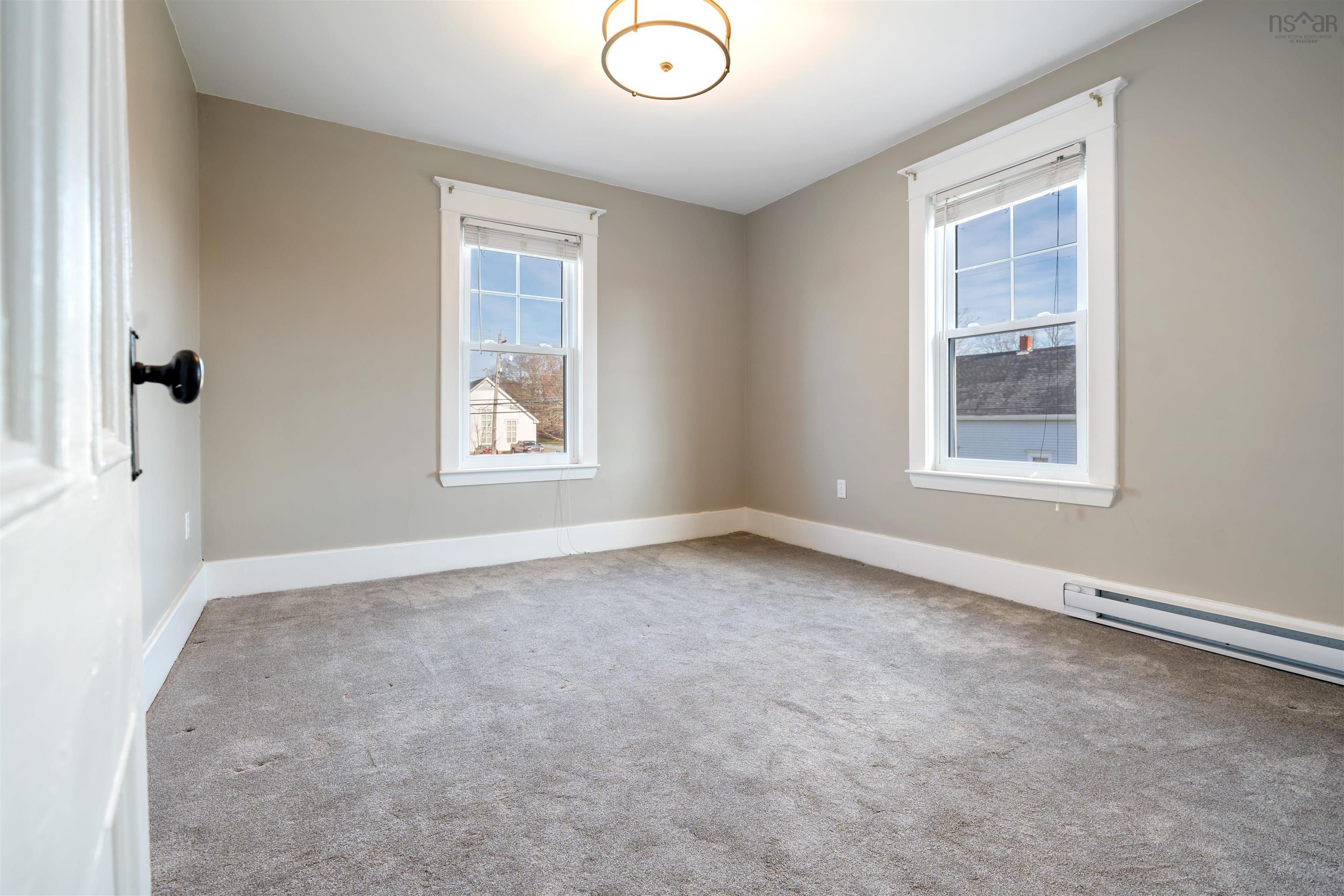 $549,900.00: 6 Hamilton Avenue, Brookfield