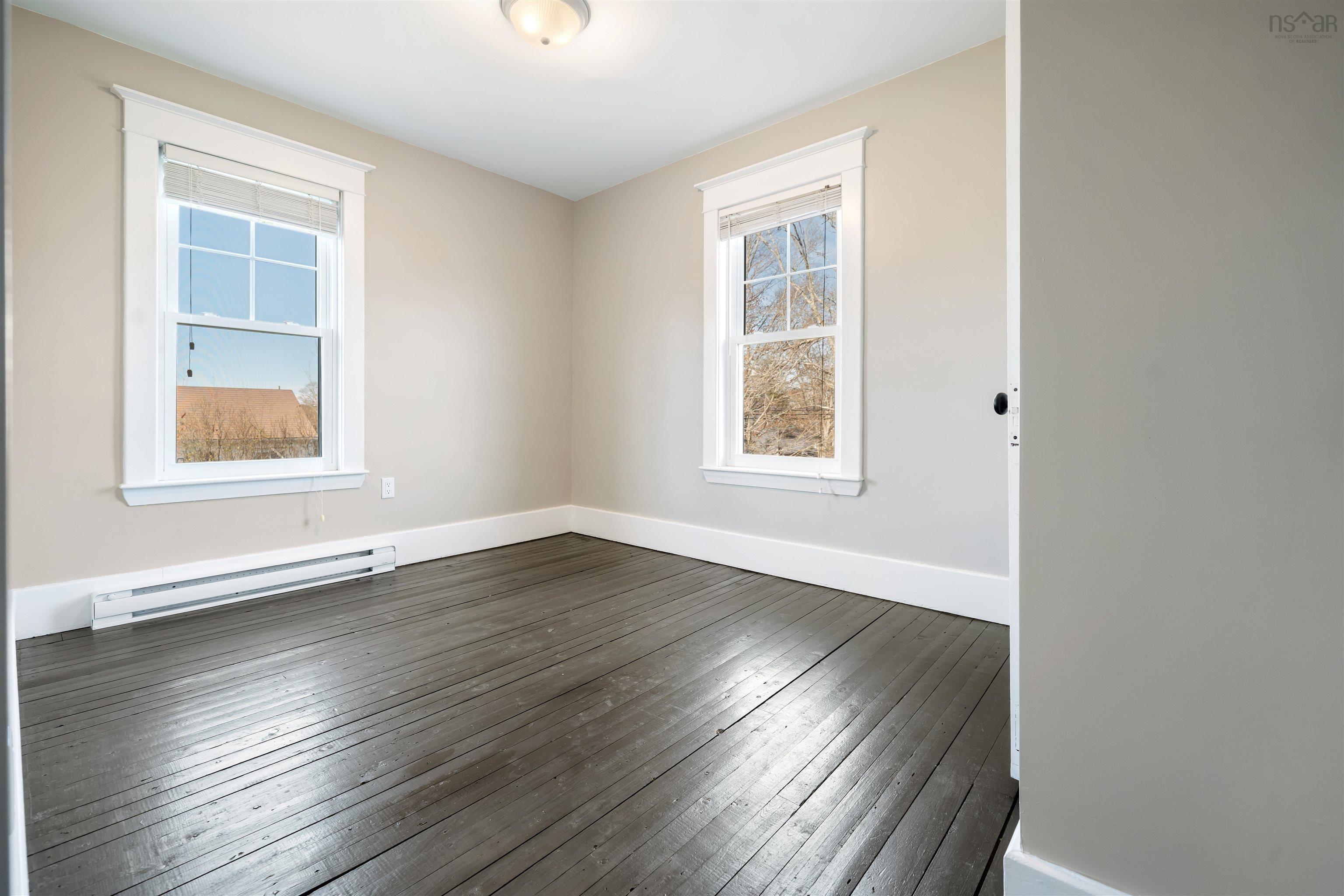 $549,900.00: 6 Hamilton Avenue, Brookfield